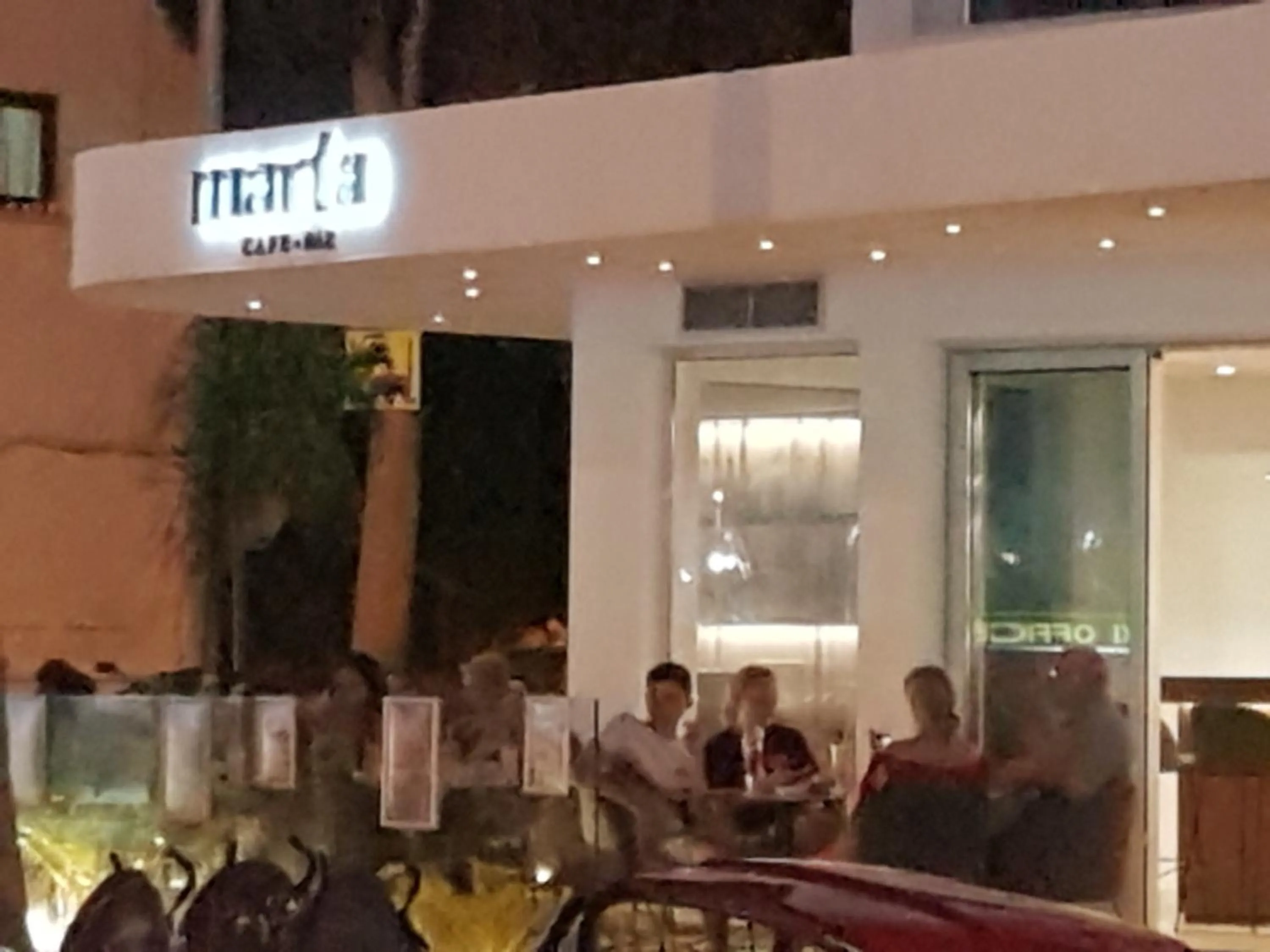 Restaurant/places to eat in Anthea Hotel Apartments