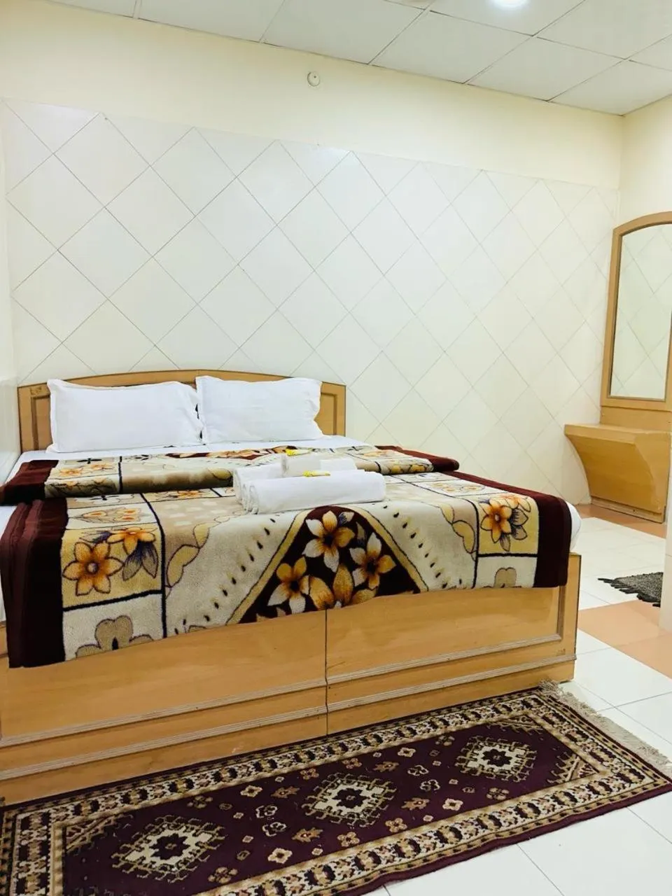 Photo of the whole room, Bed in Hotel Sheela, 100m from Taj Mahal