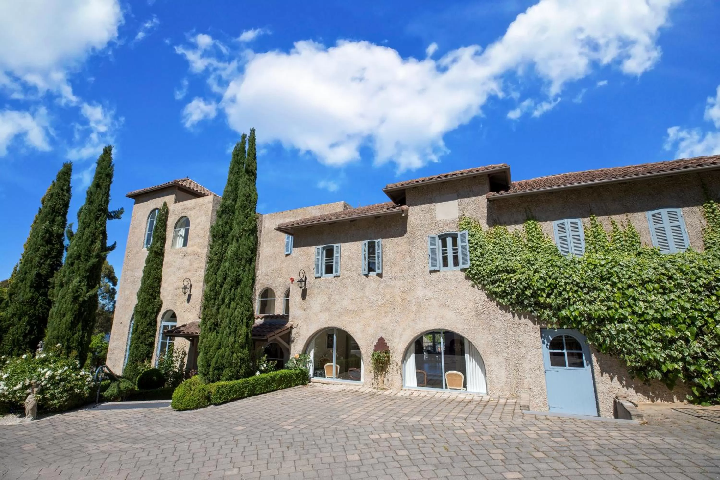 Property building in Villa Howden