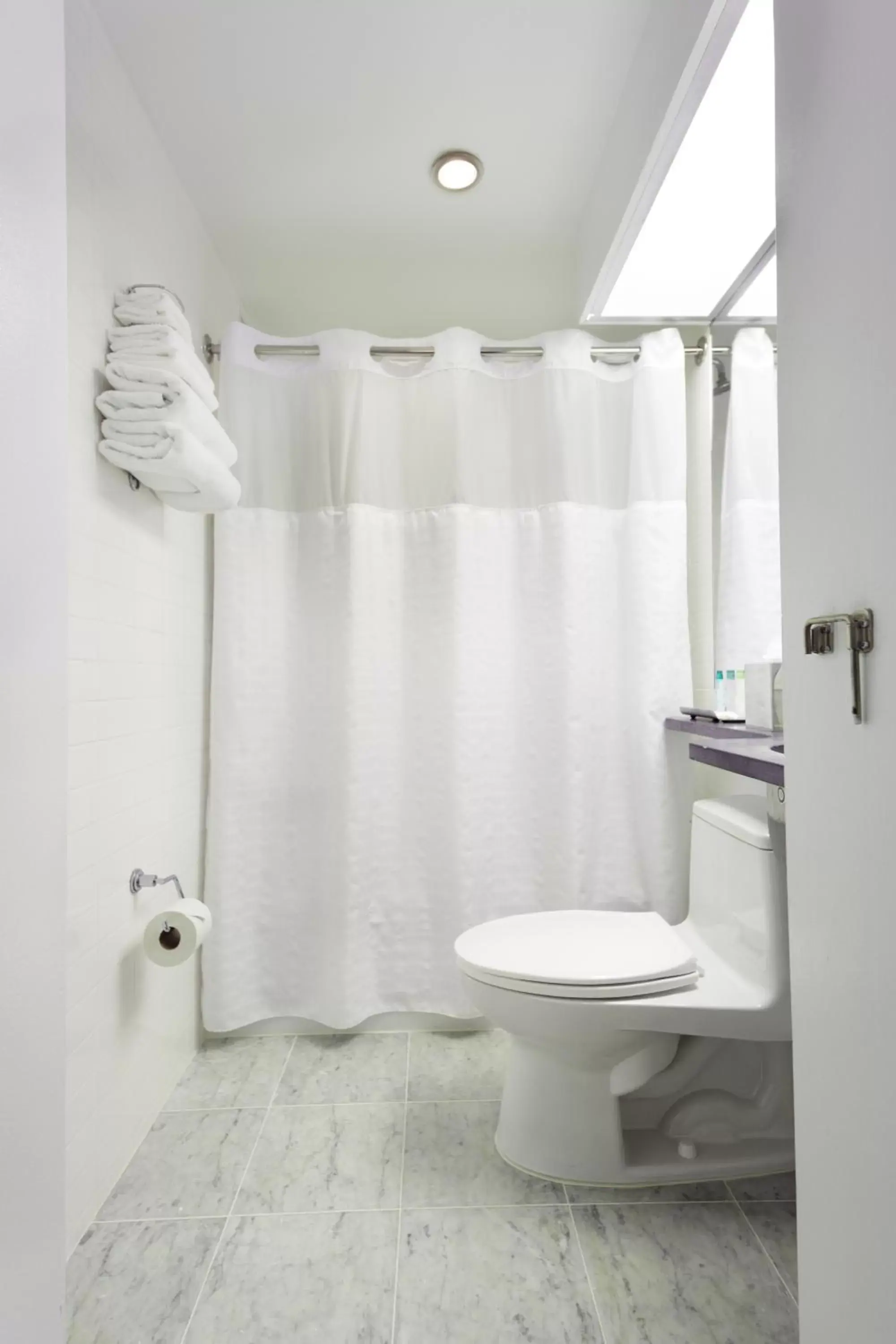 Deluxe Queen Room in Shoreham Hotel Deluxe Queen Room in Shoreham Hotel