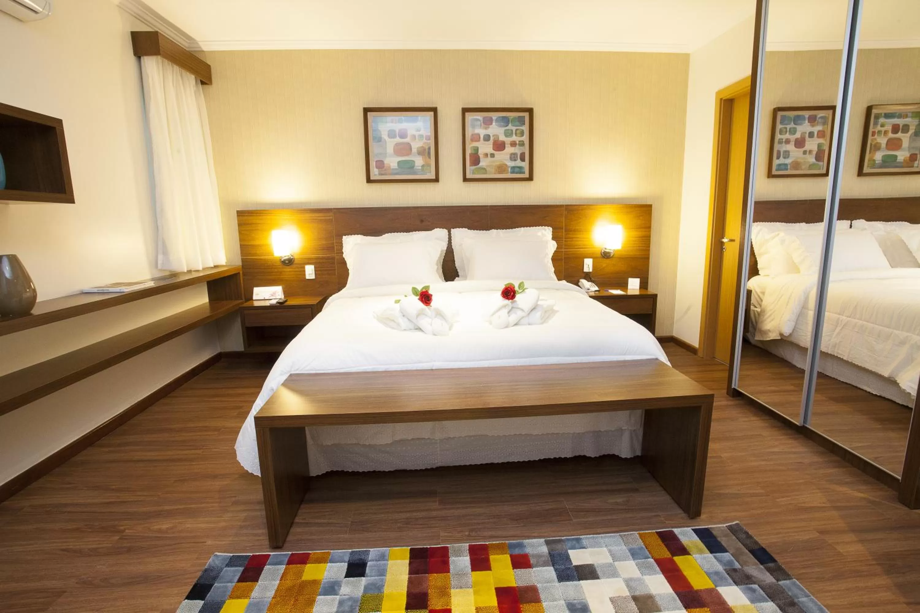 Photo of the whole room, Bed in São Carlos Marklin Suítes