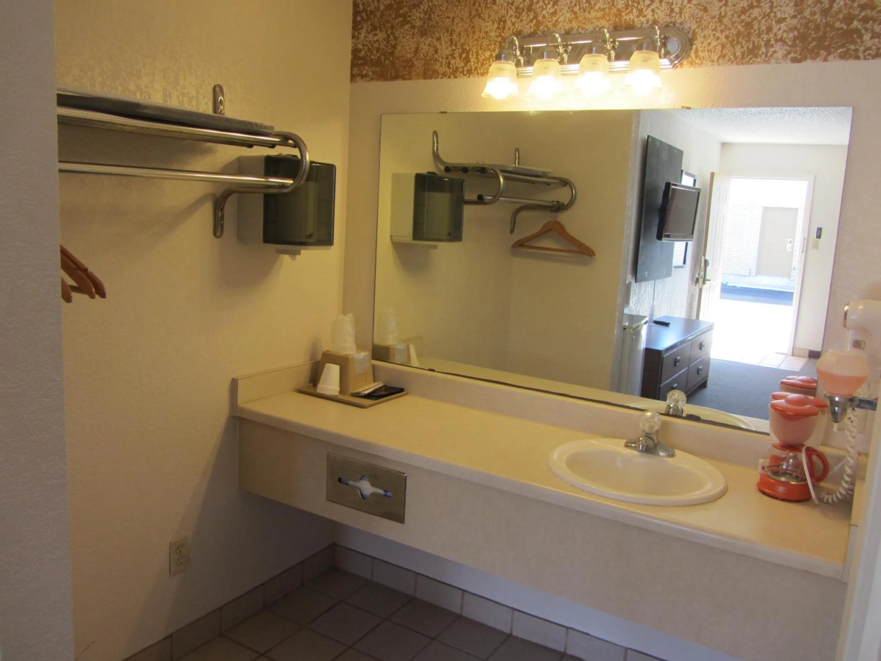 Bathroom in Hebbronville Executive Inn