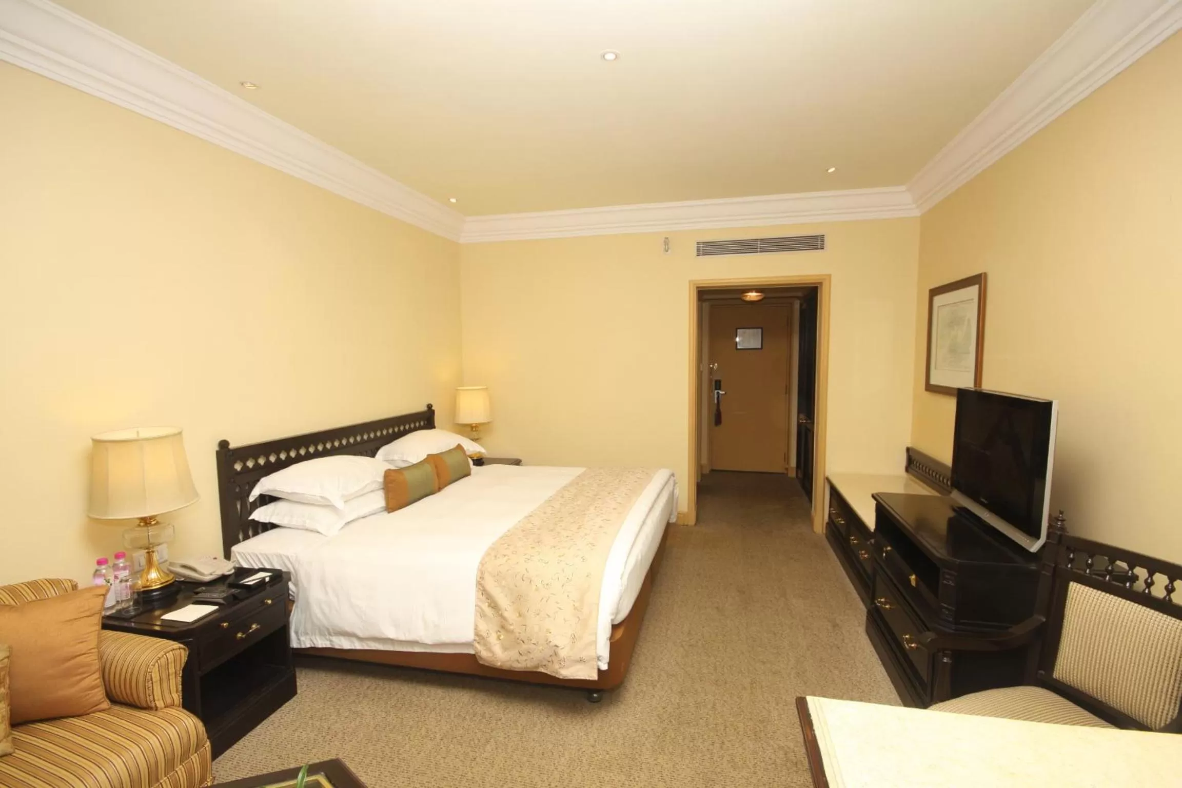 Photo of the whole room, Bed in Taj Bengal