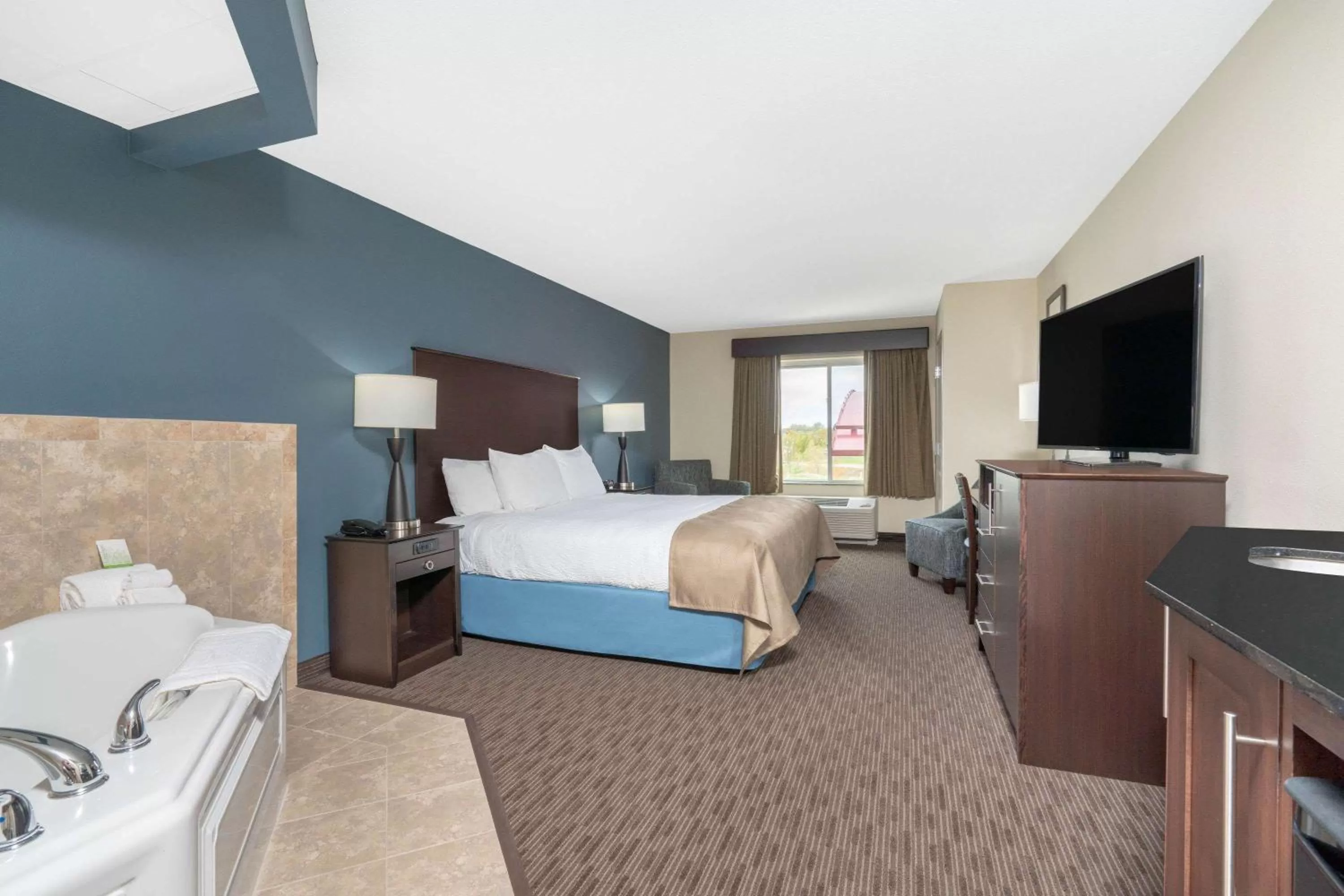 Photo of the whole room, Bed in AmericInn by Wyndham Windom