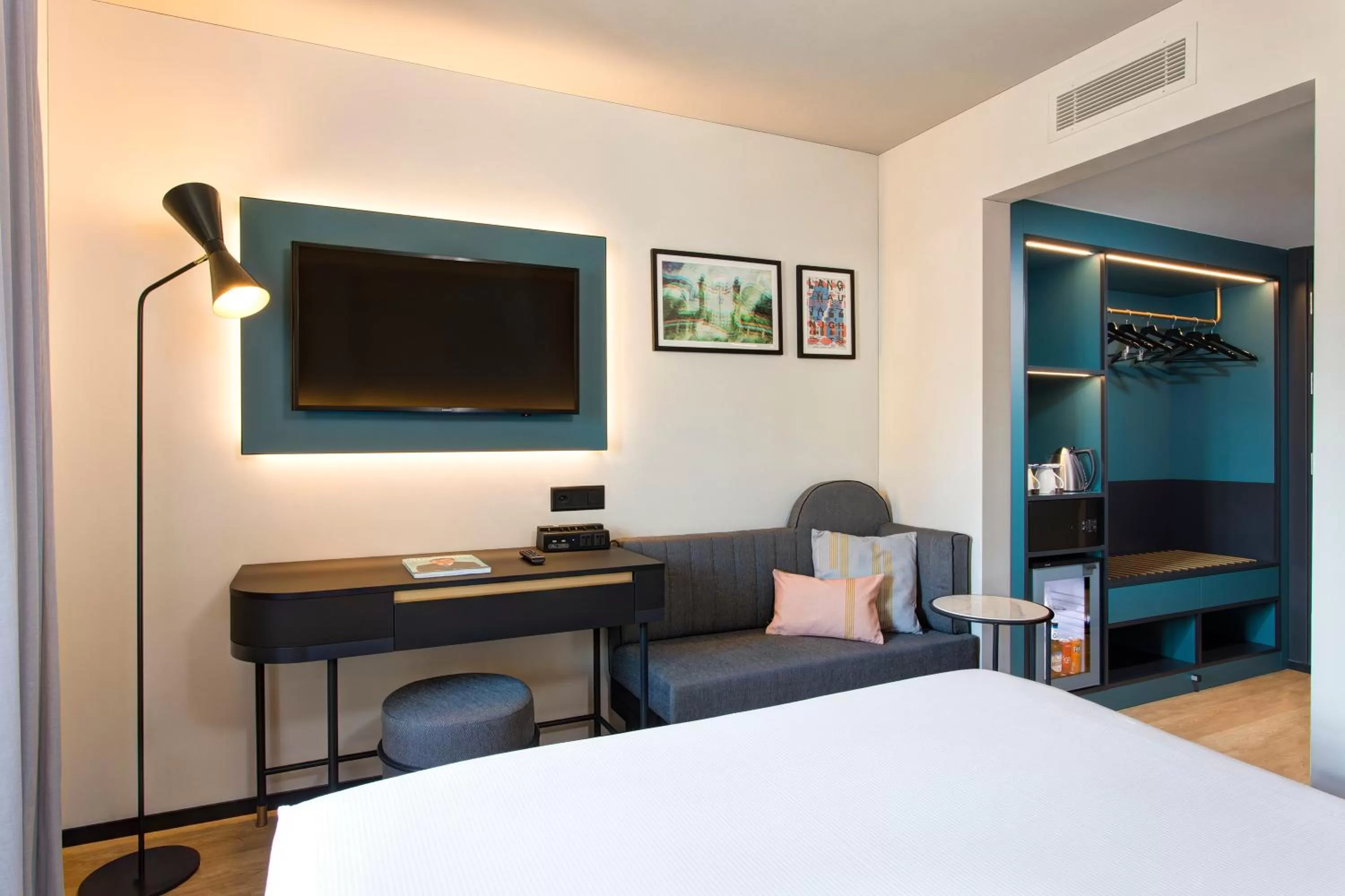 Communal lounge/ TV room, Bed in LUGANODANTE Boutique & Lifestyle Hotel
