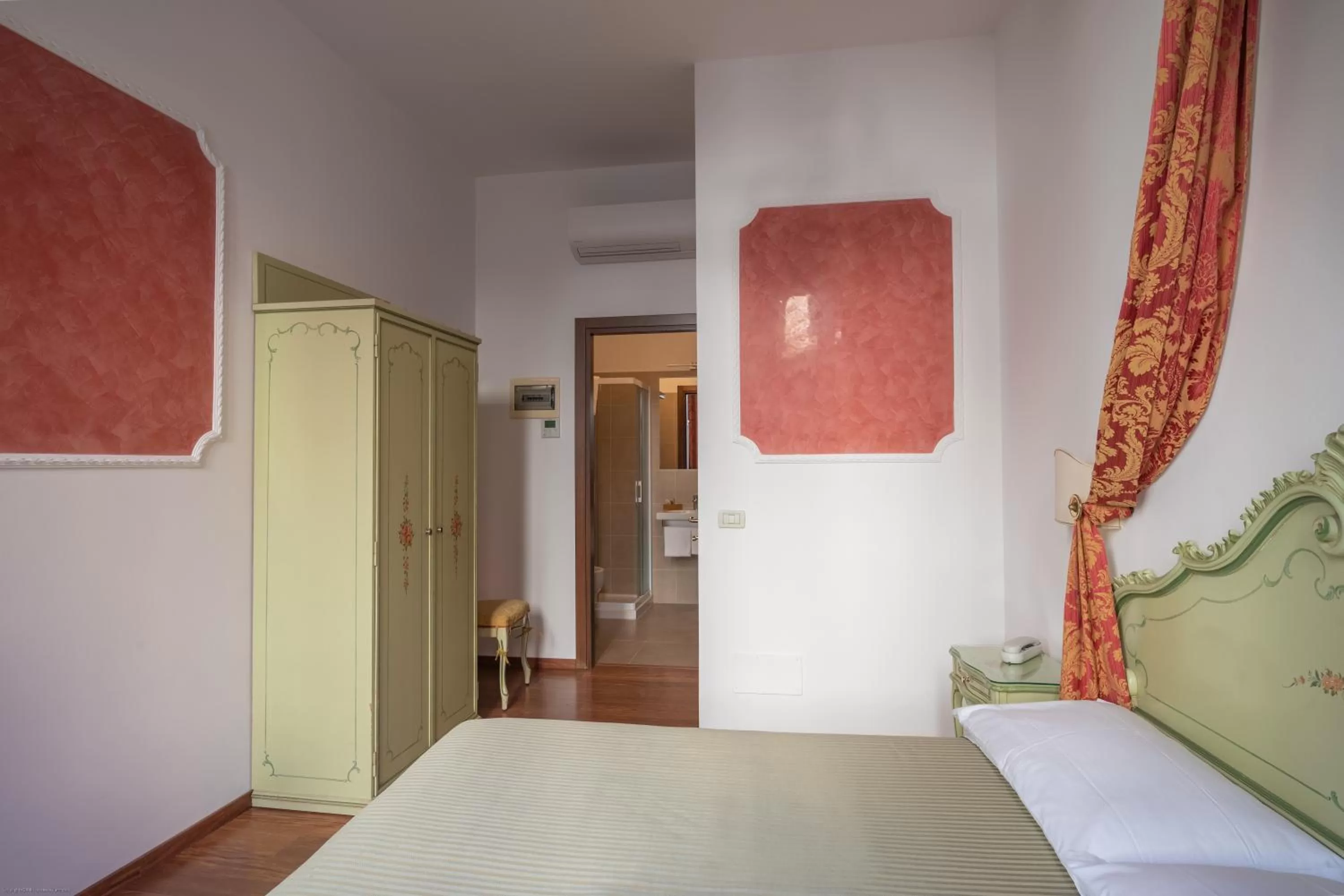 Bedroom, Bed in Hotel al Sotoportego