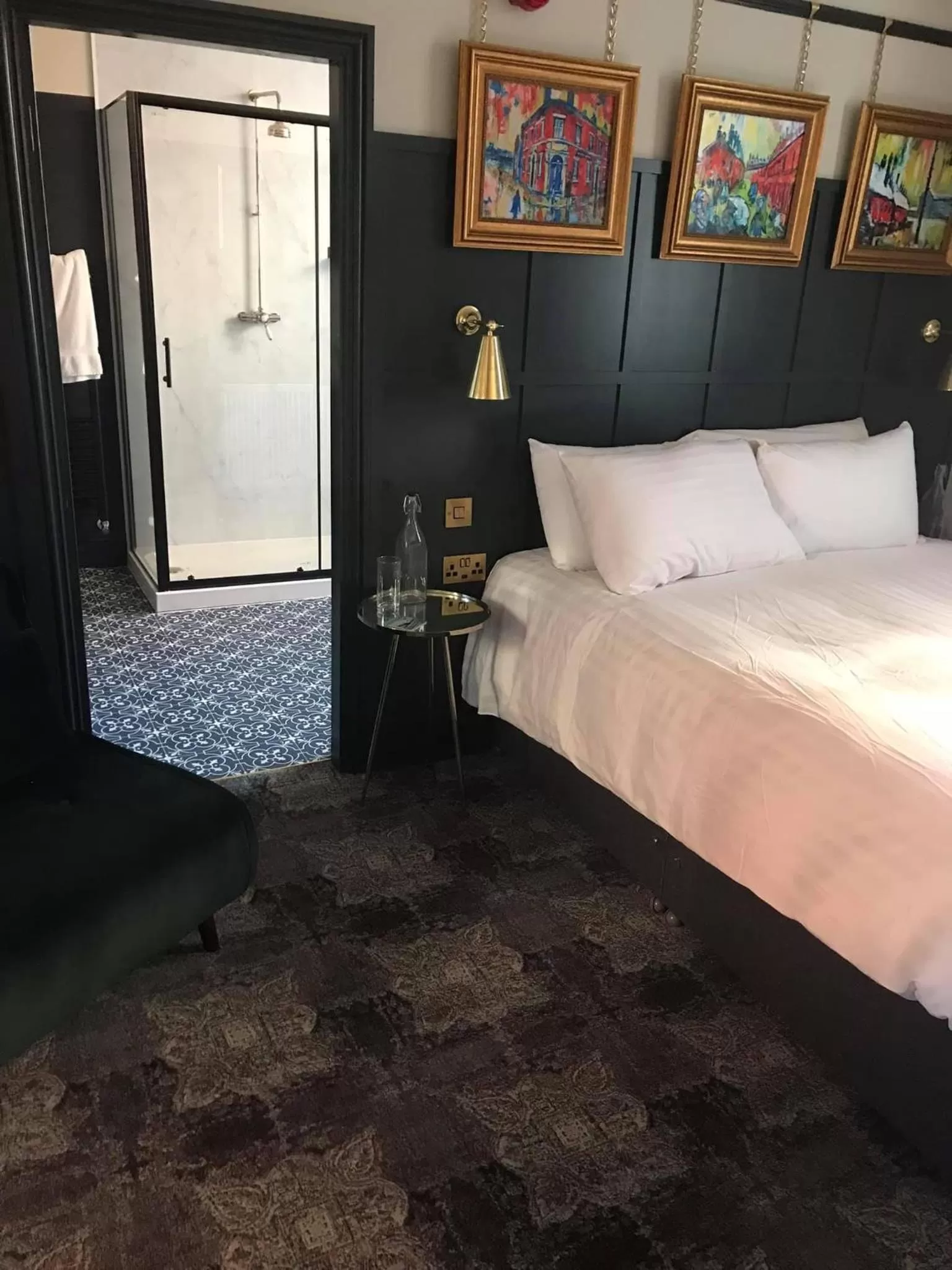 Bed in Swan & Railway Hotel Wigan