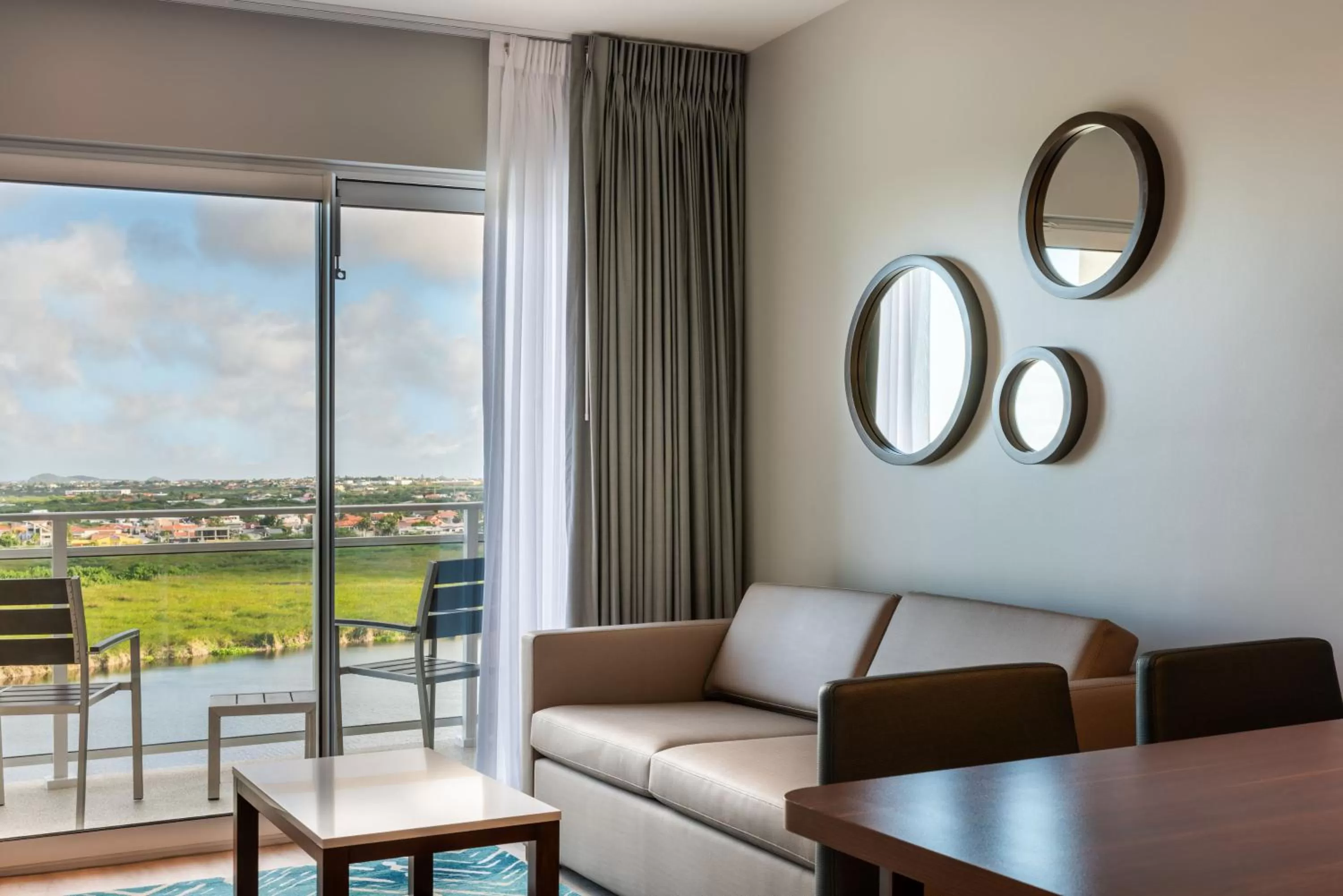 Living room in Embassy Suites By Hilton Aruba Beach Resort