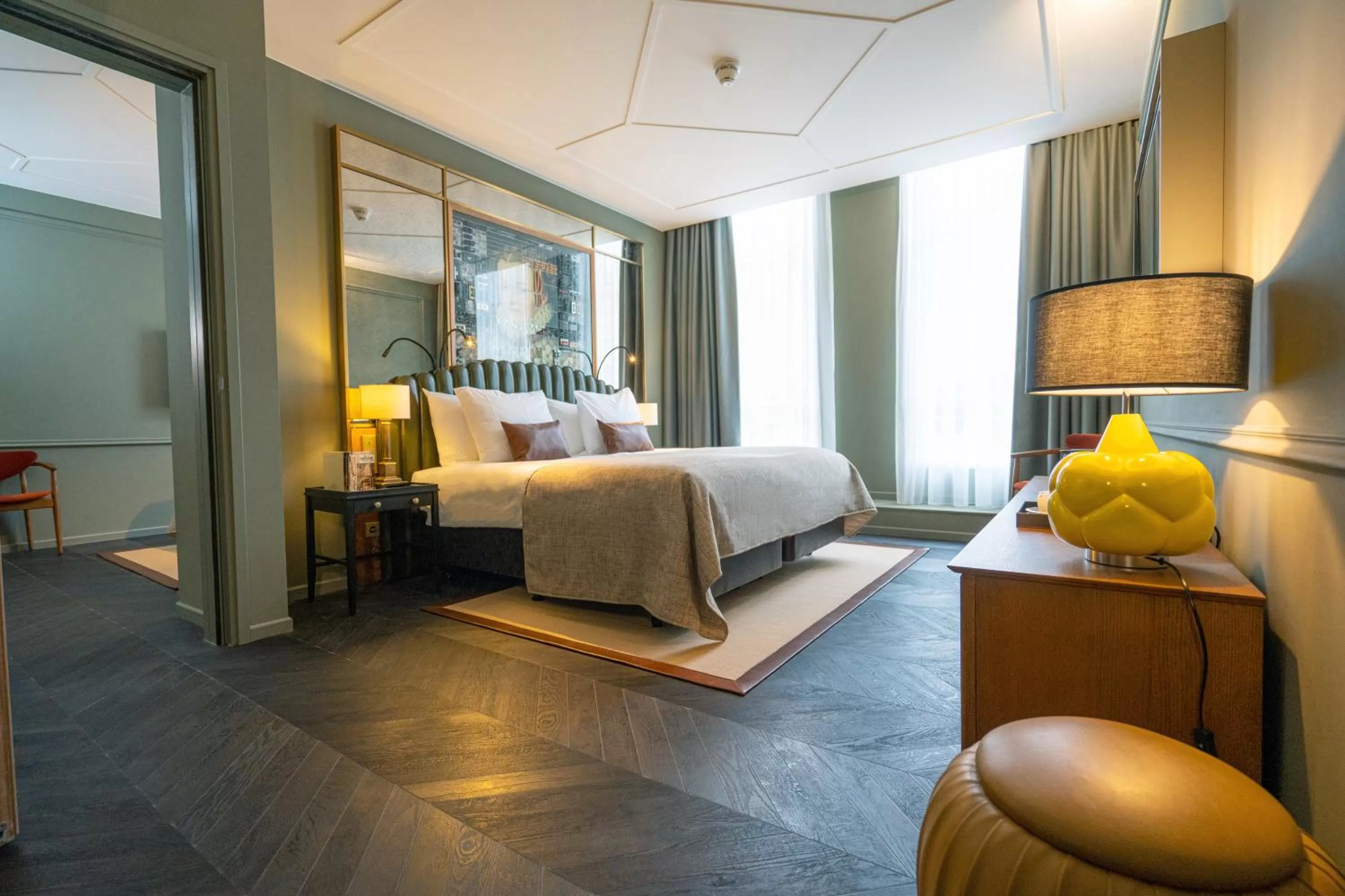 Photo of the whole room, Bed in The Collector