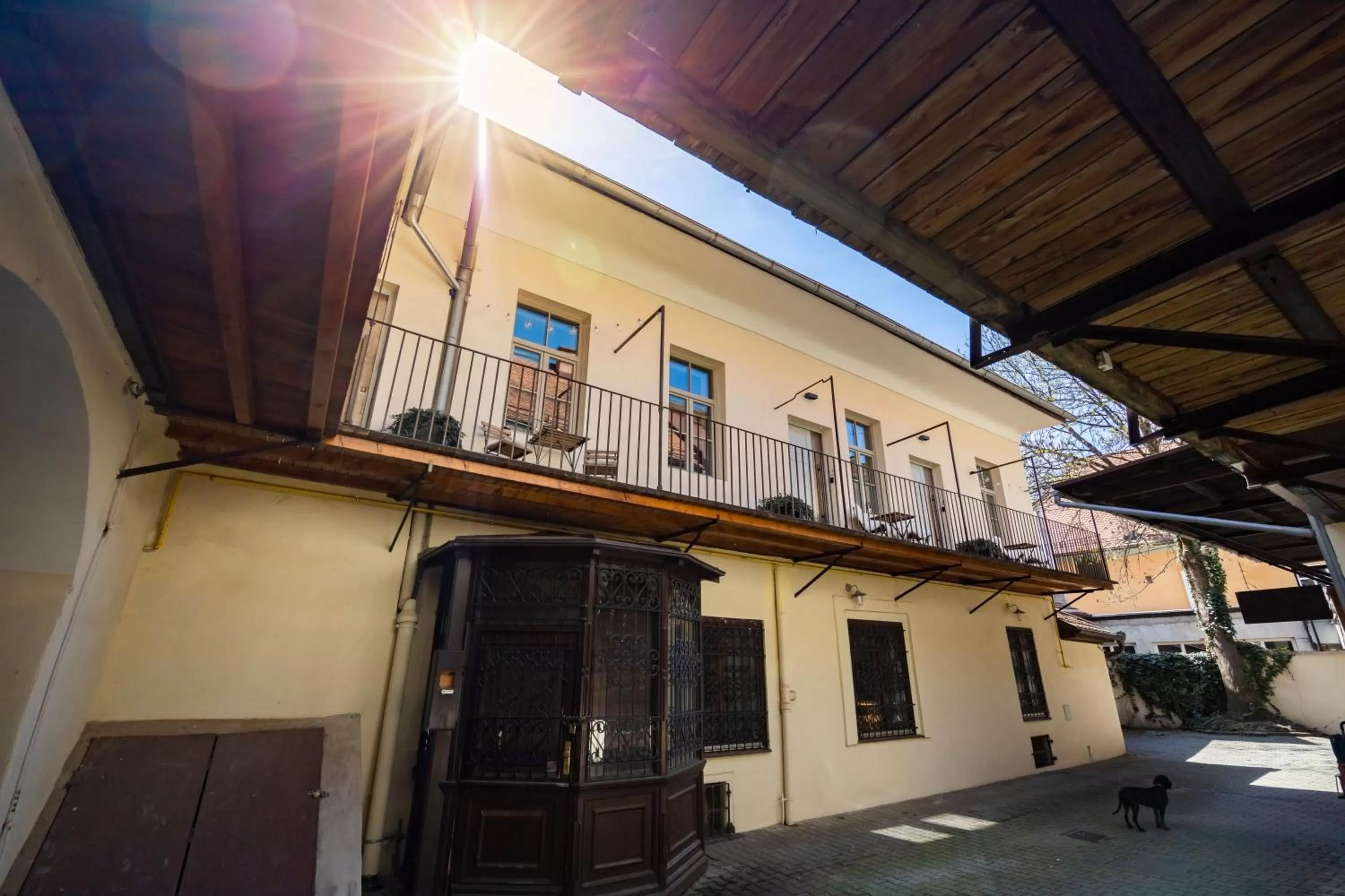 Inner courtyard view in Gentry11 Rooms&More