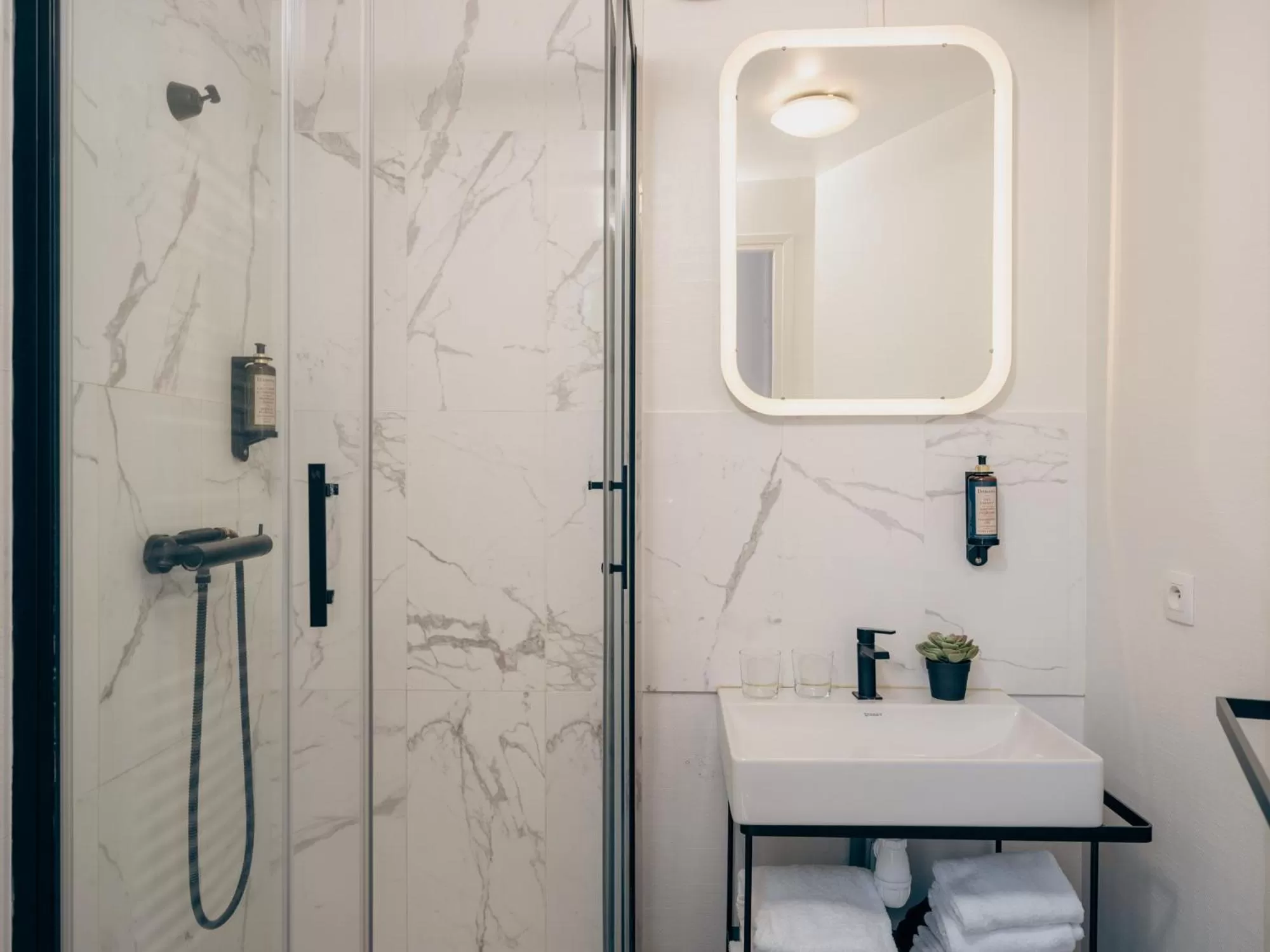 Bathroom in Hôtel Lanjuinais