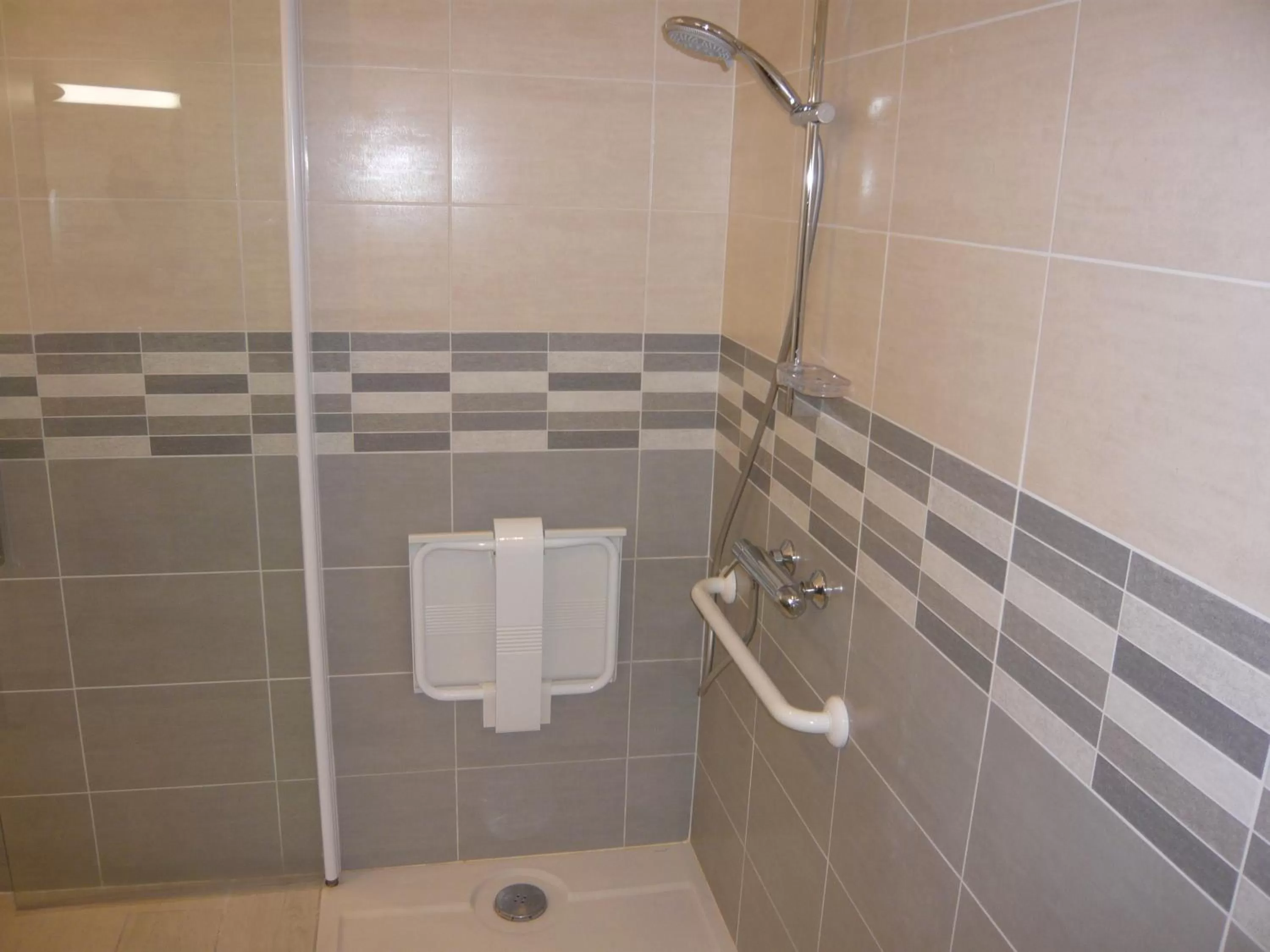 Shower in Hôtel Port Beach