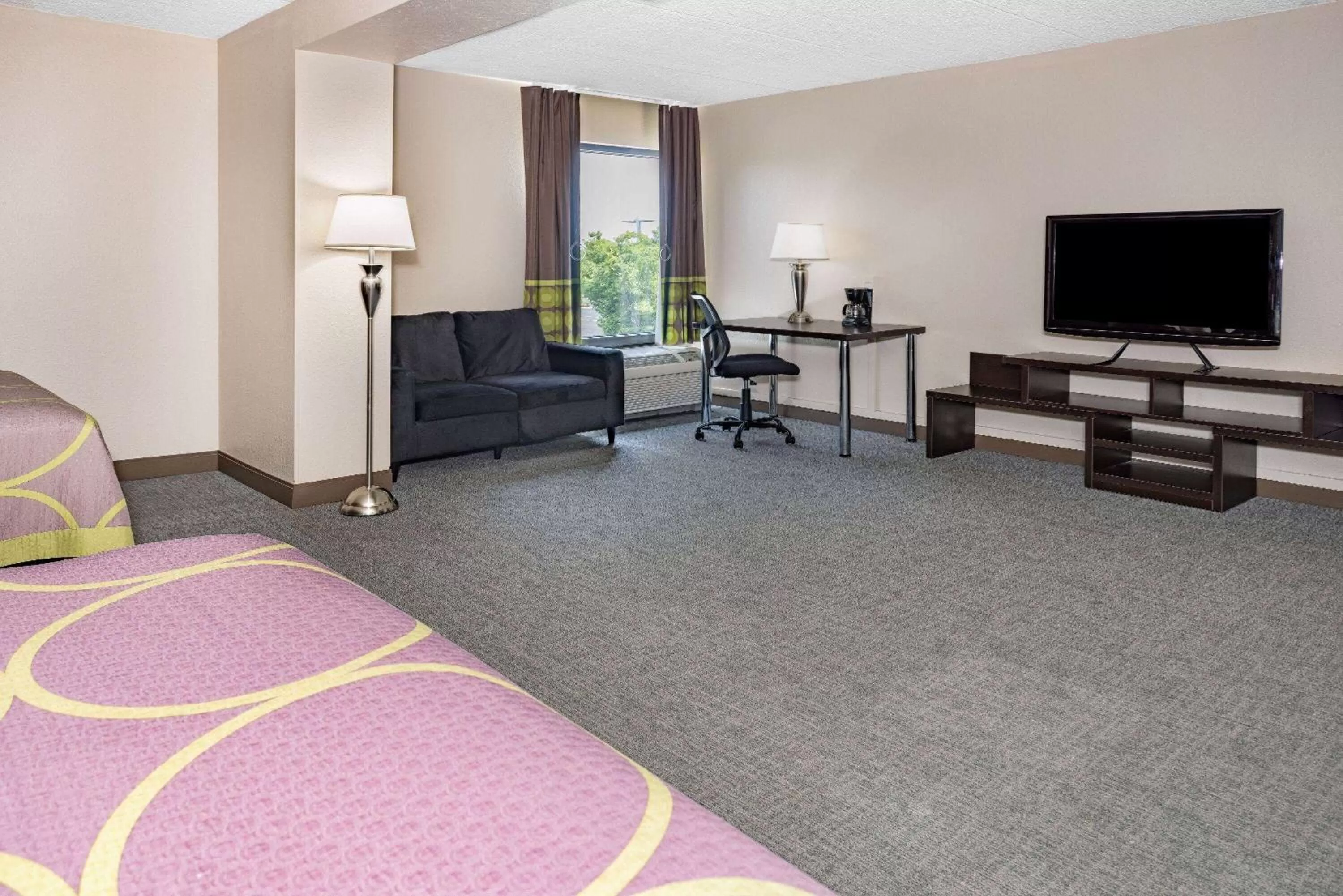 Photo of the whole room, Bed in Super 8 by Wyndham Mount Laurel