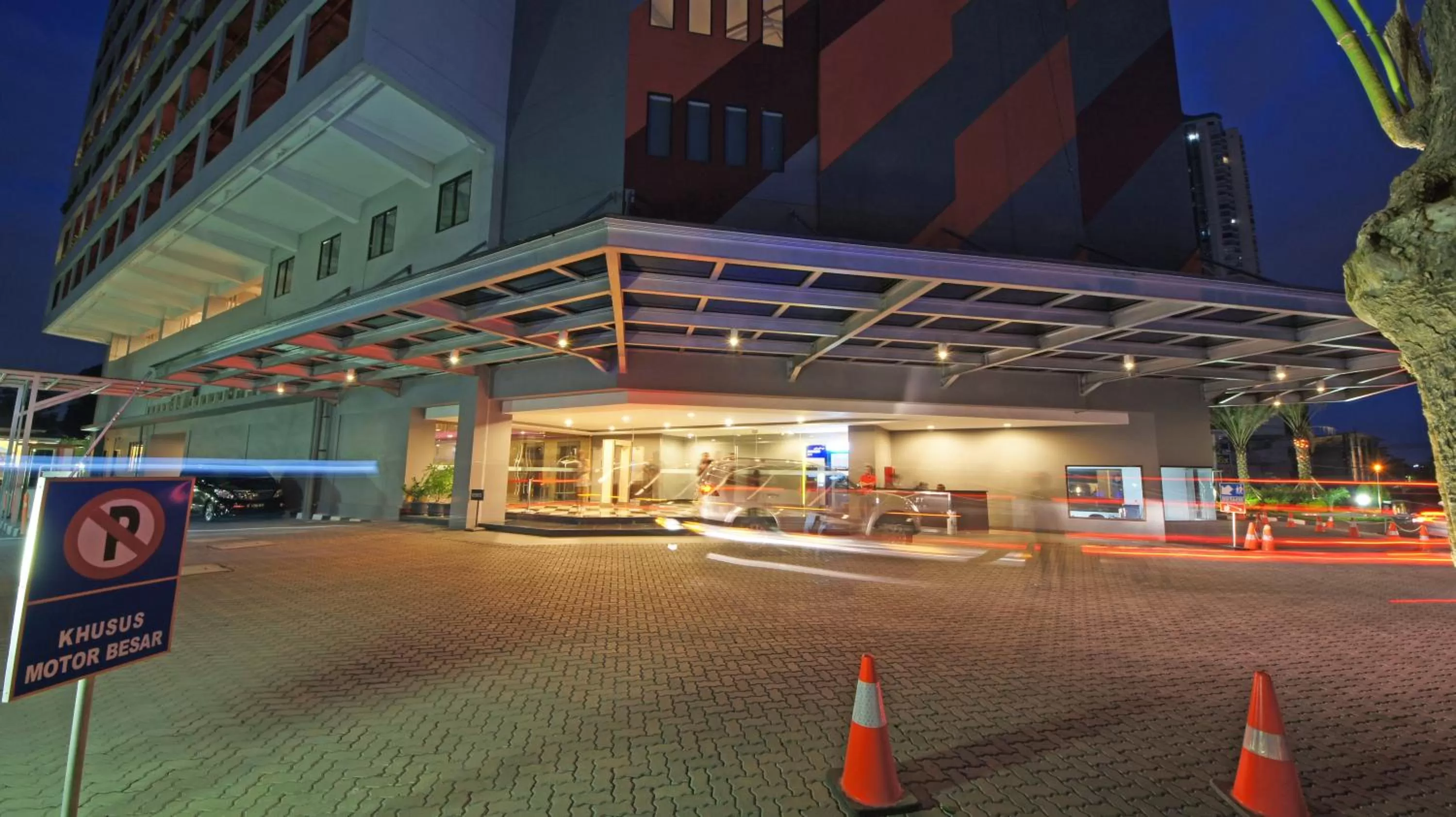 Facade/entrance in B Fashion Hotel