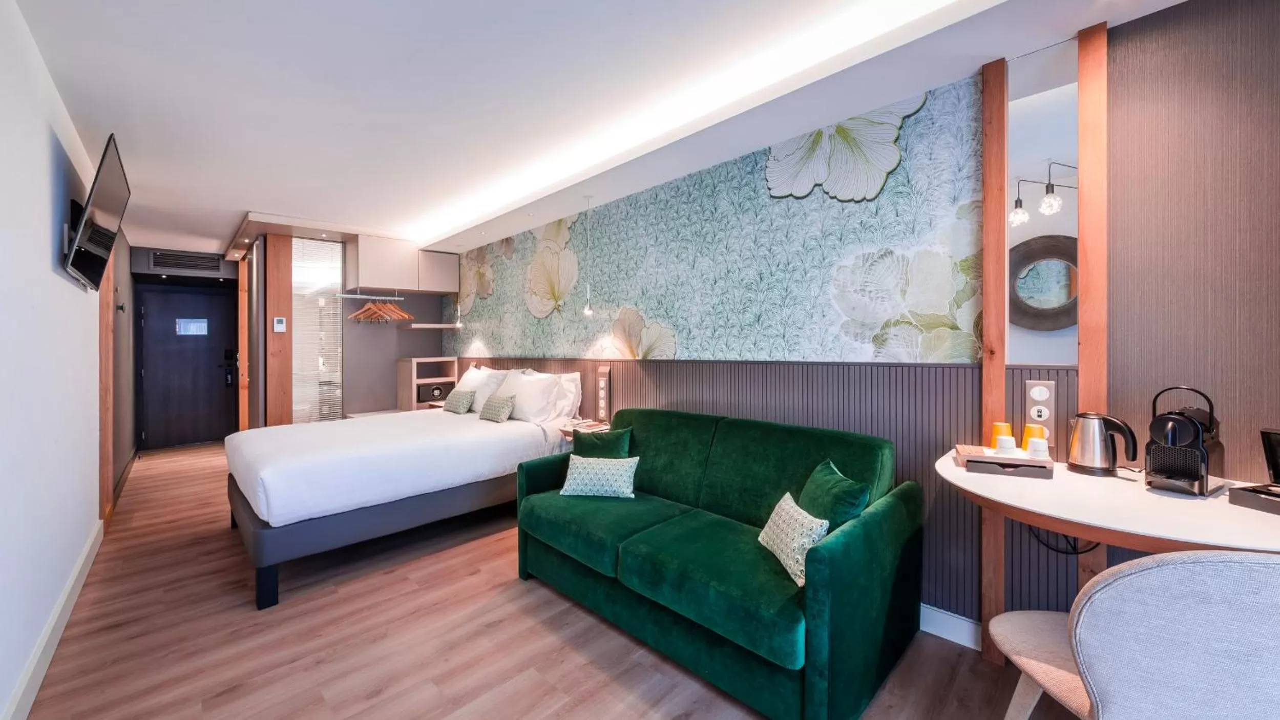 Photo of the whole room, Bed in voco Strasbourg Centre - The Garden by IHG