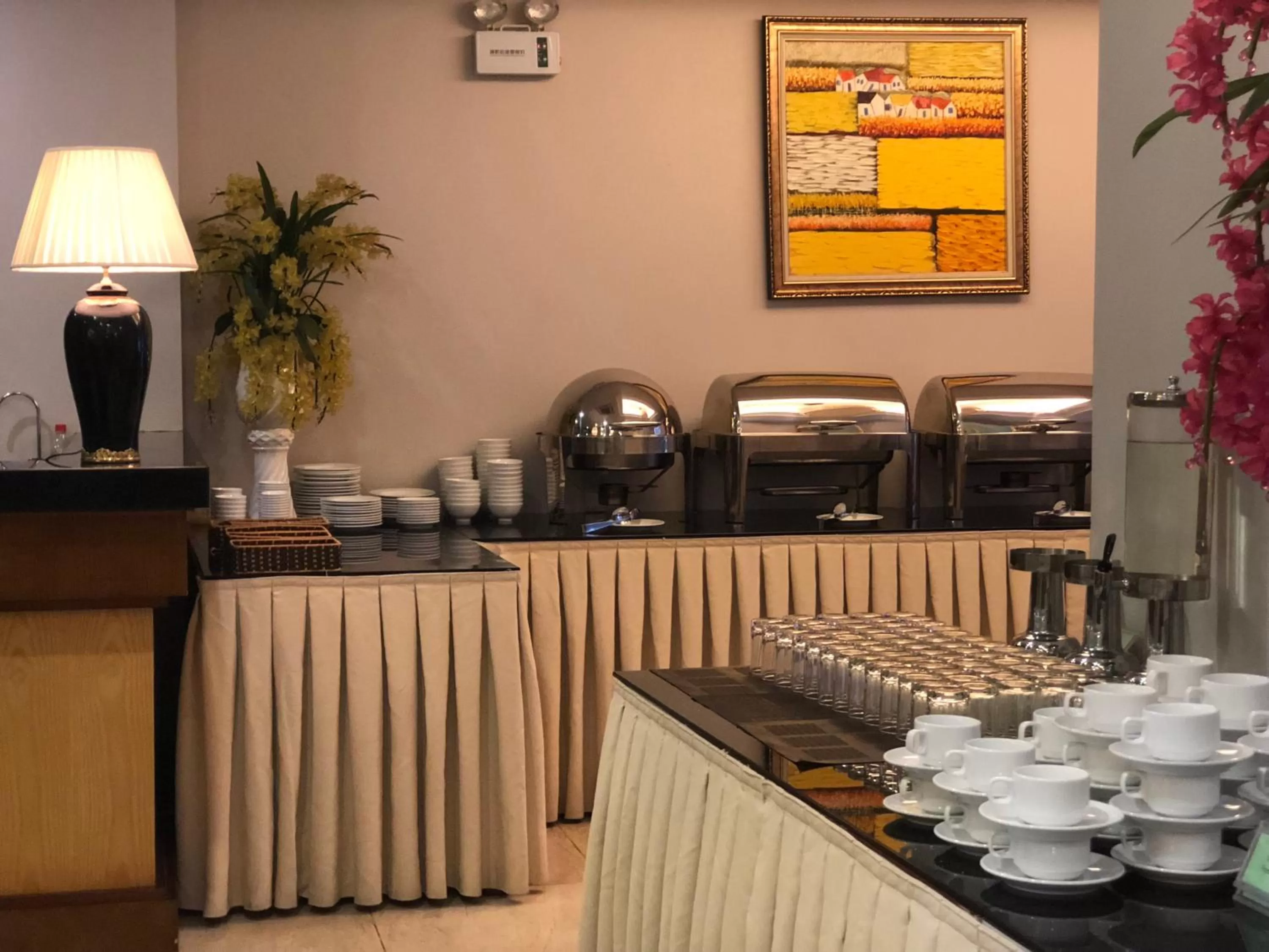 Restaurant/places to eat in Gallant Hotel