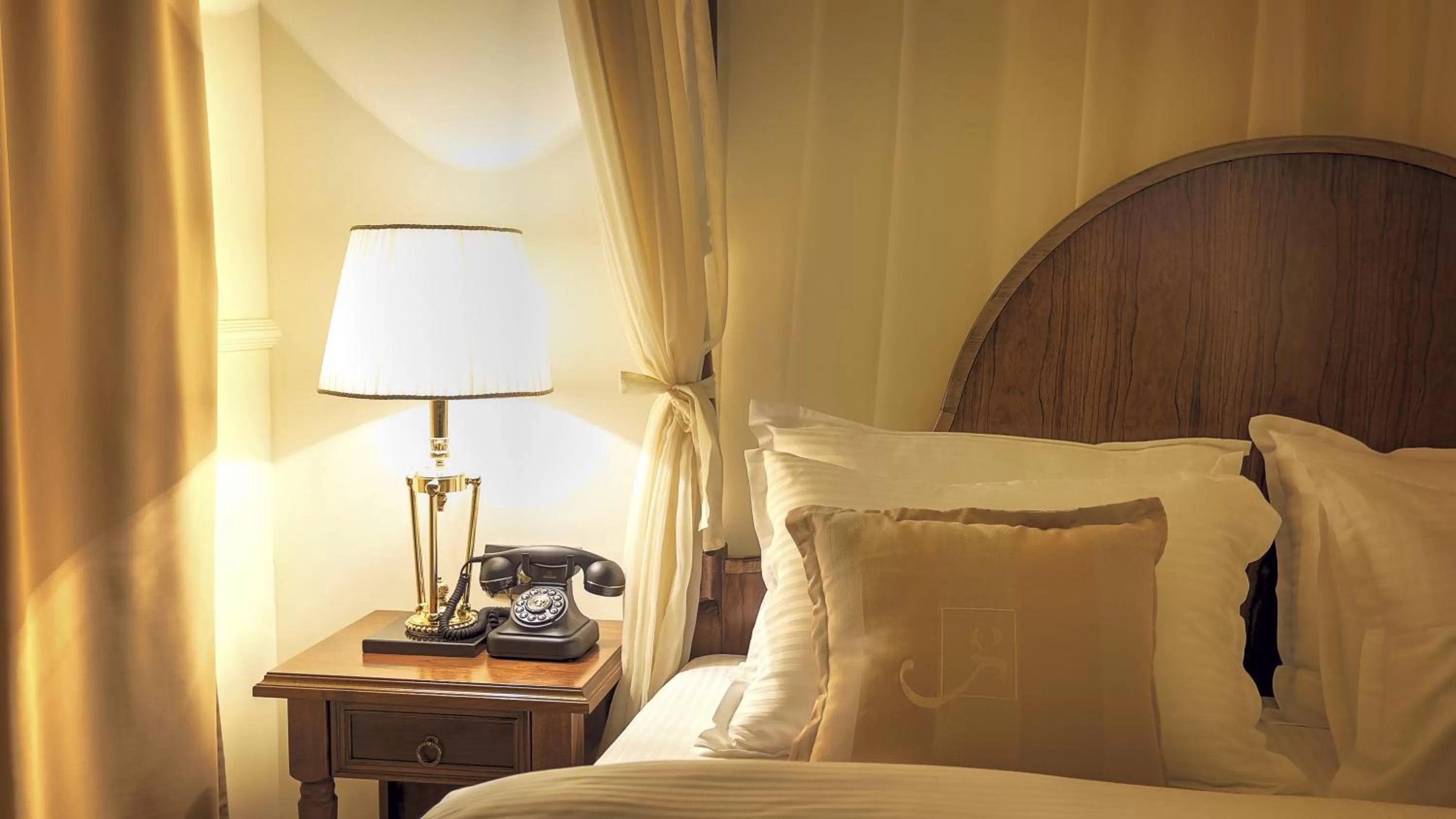 Bathroom, Bed in Hotel Garden