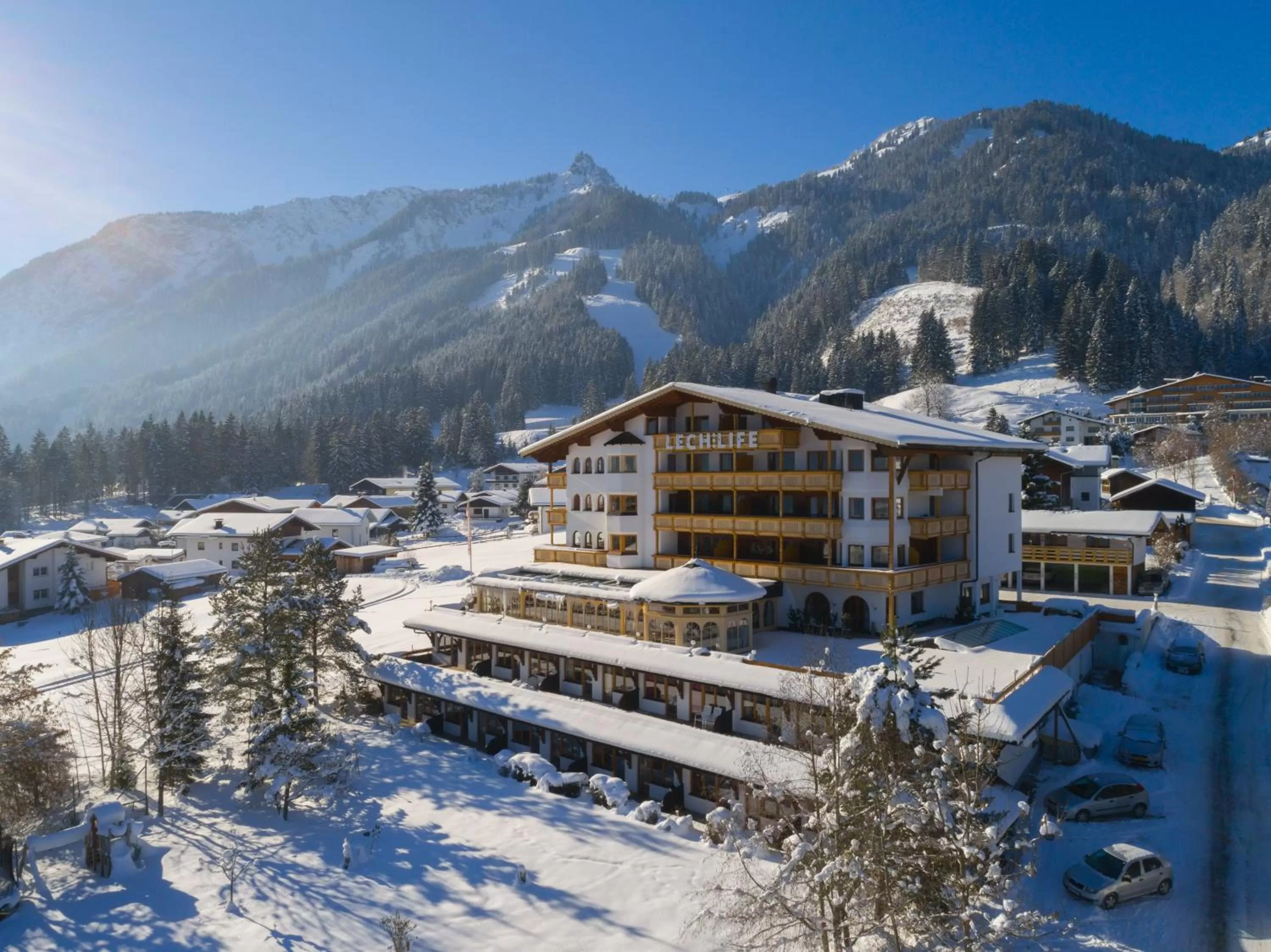 Property building in Wellness Aparthotel "Lechlife" incl Pool - 400m zum SKILIFT