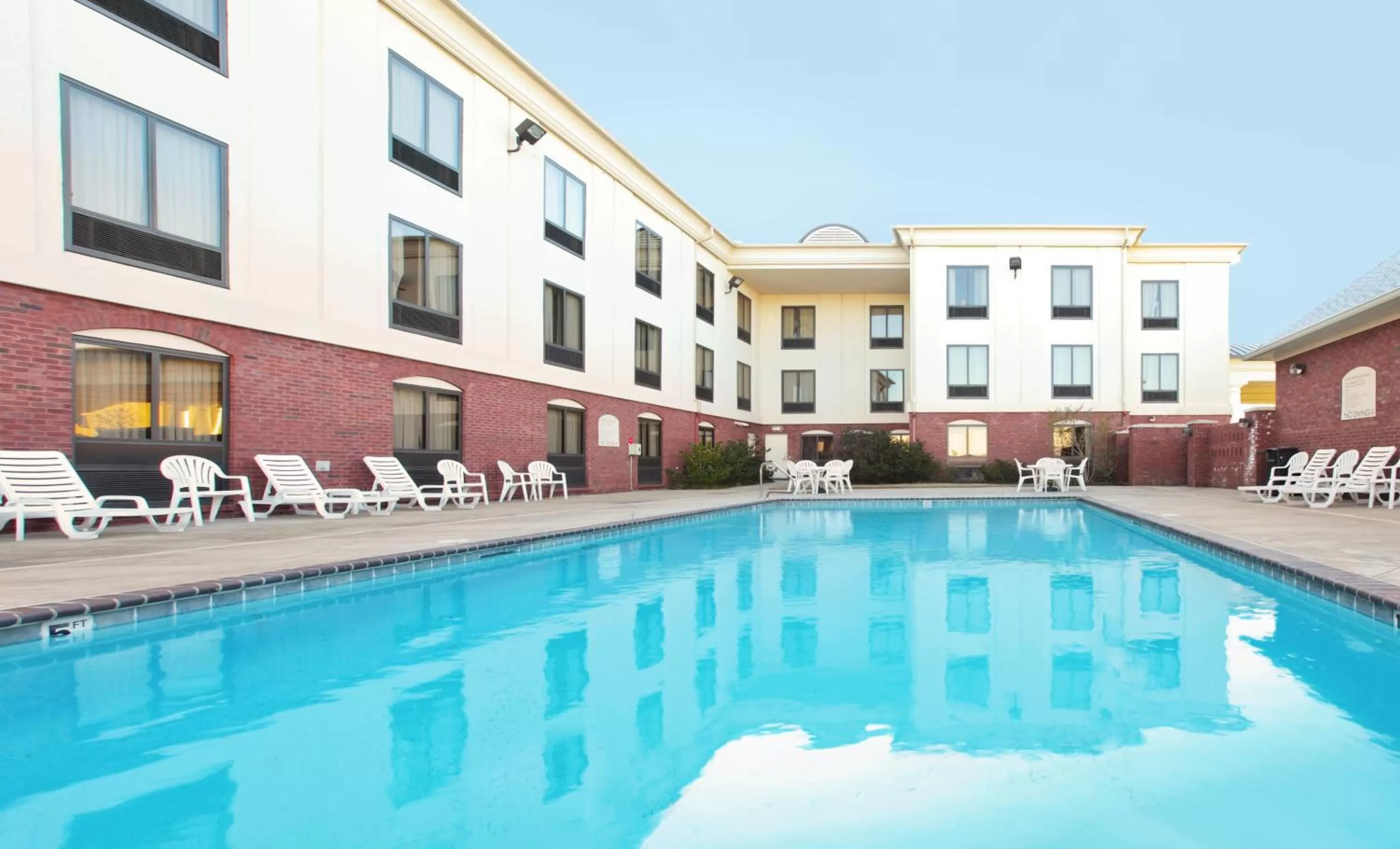 Swimming pool in Holiday Inn Express & Suites Pine Bluff/Pines Mall by IHG