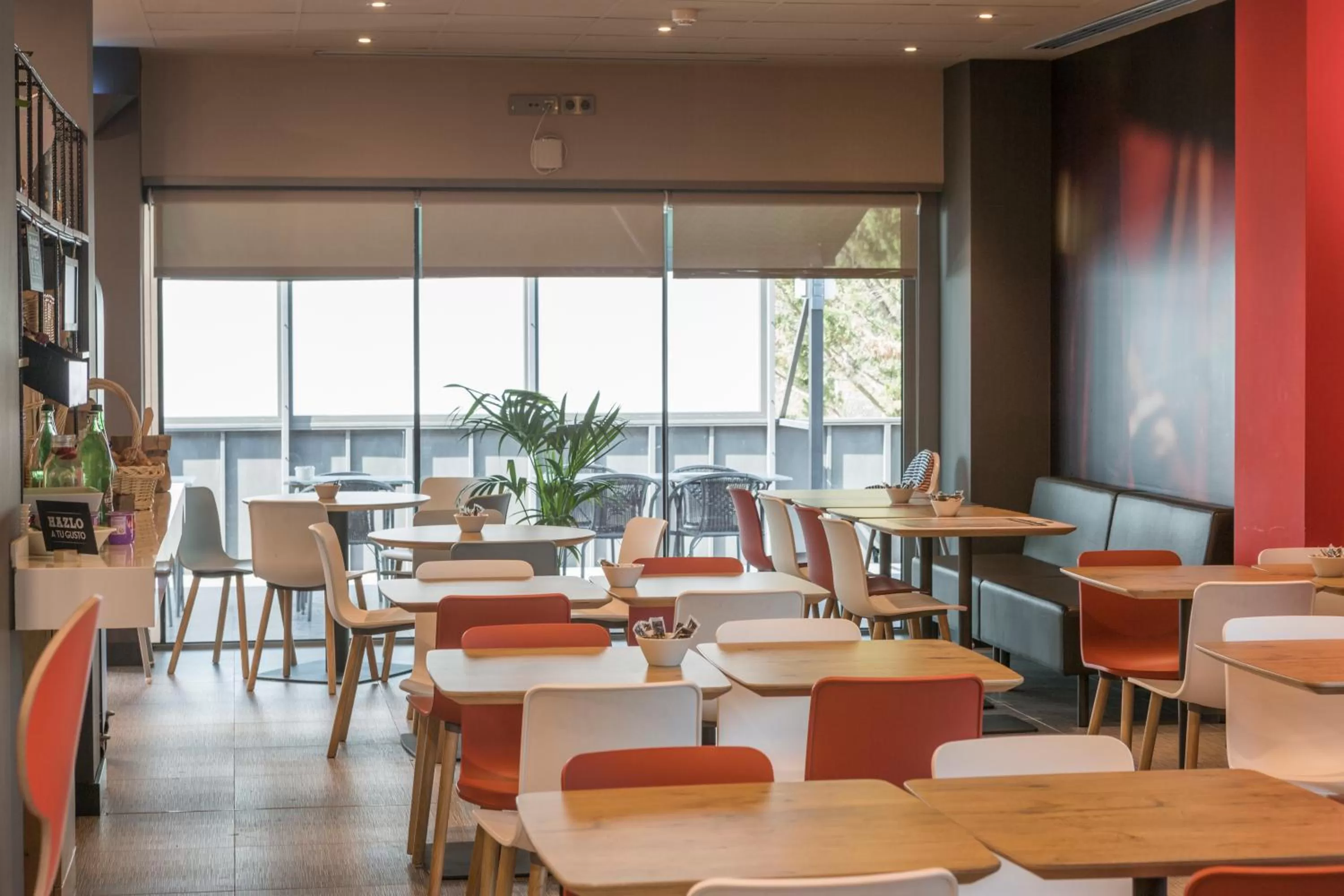 Restaurant/places to eat in Ibis Montmelo Granollers
