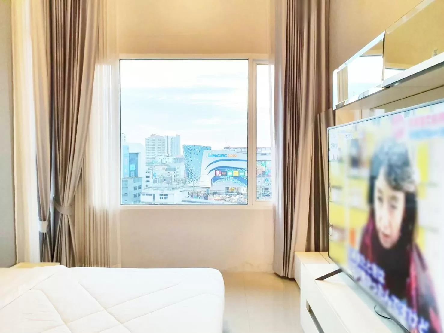 Photo of the whole room, Bed in The Sriracha Residence