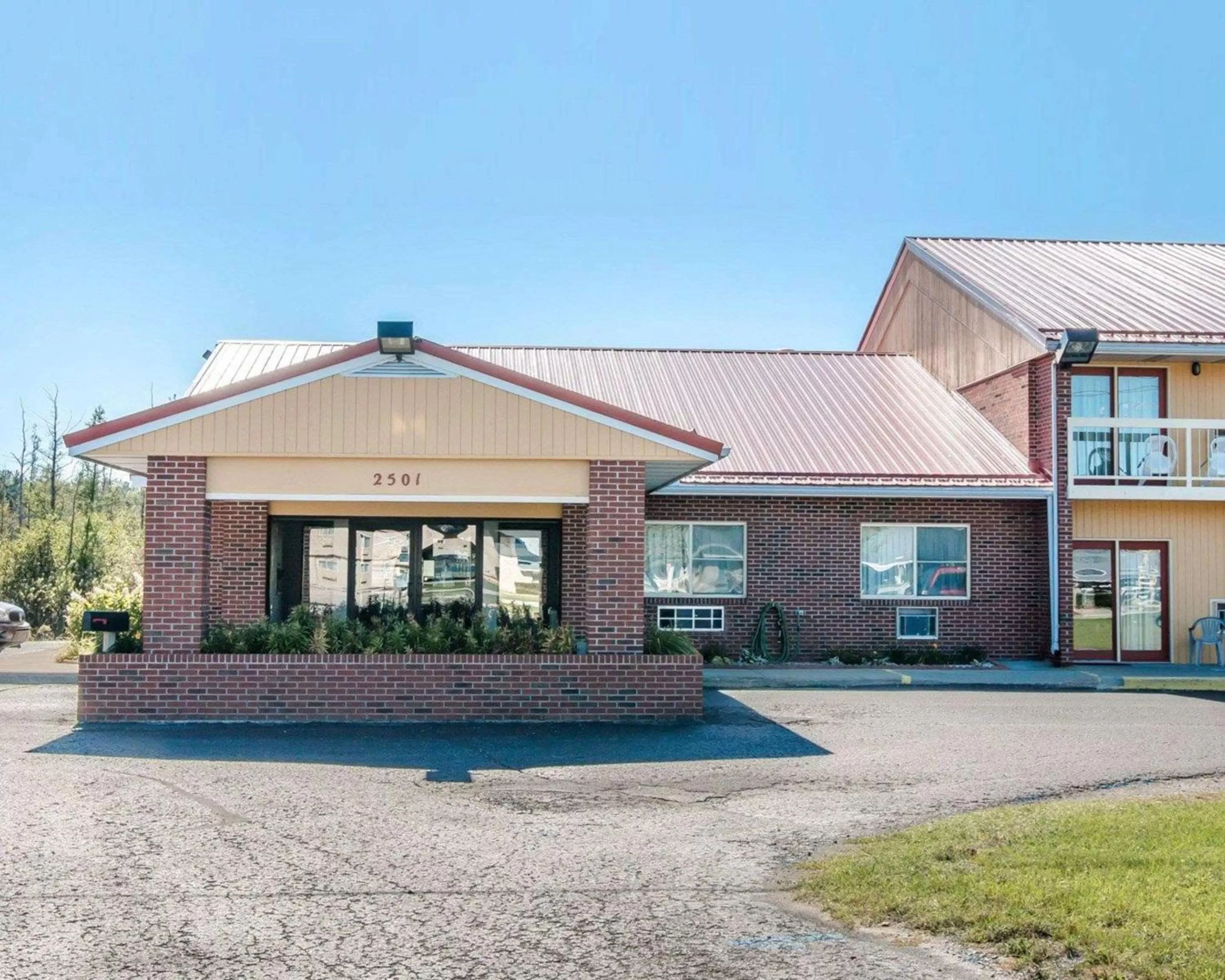 Property building in Econo Lodge Cadillac by Choice