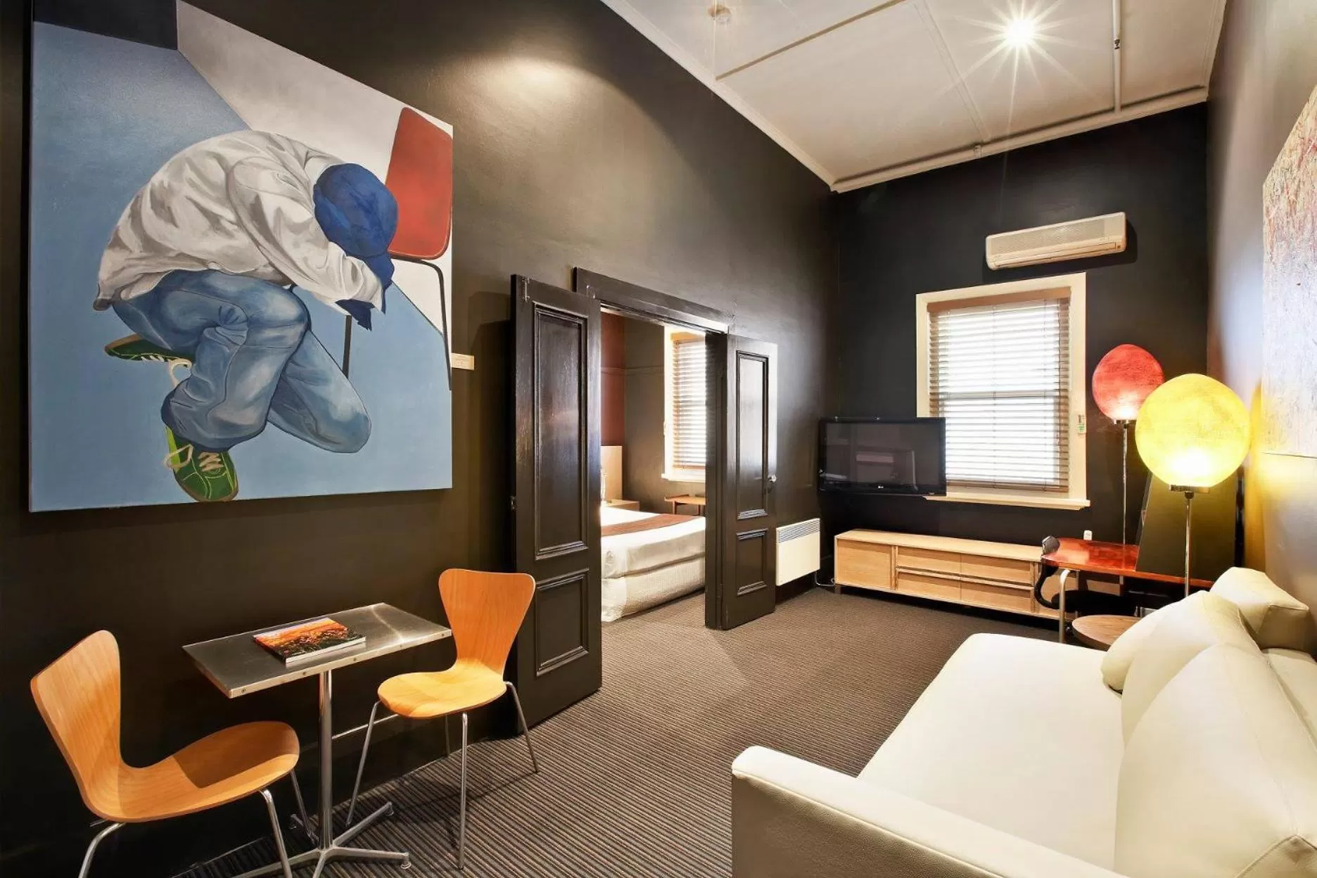 Living room, Bed in Tolarno Hotel