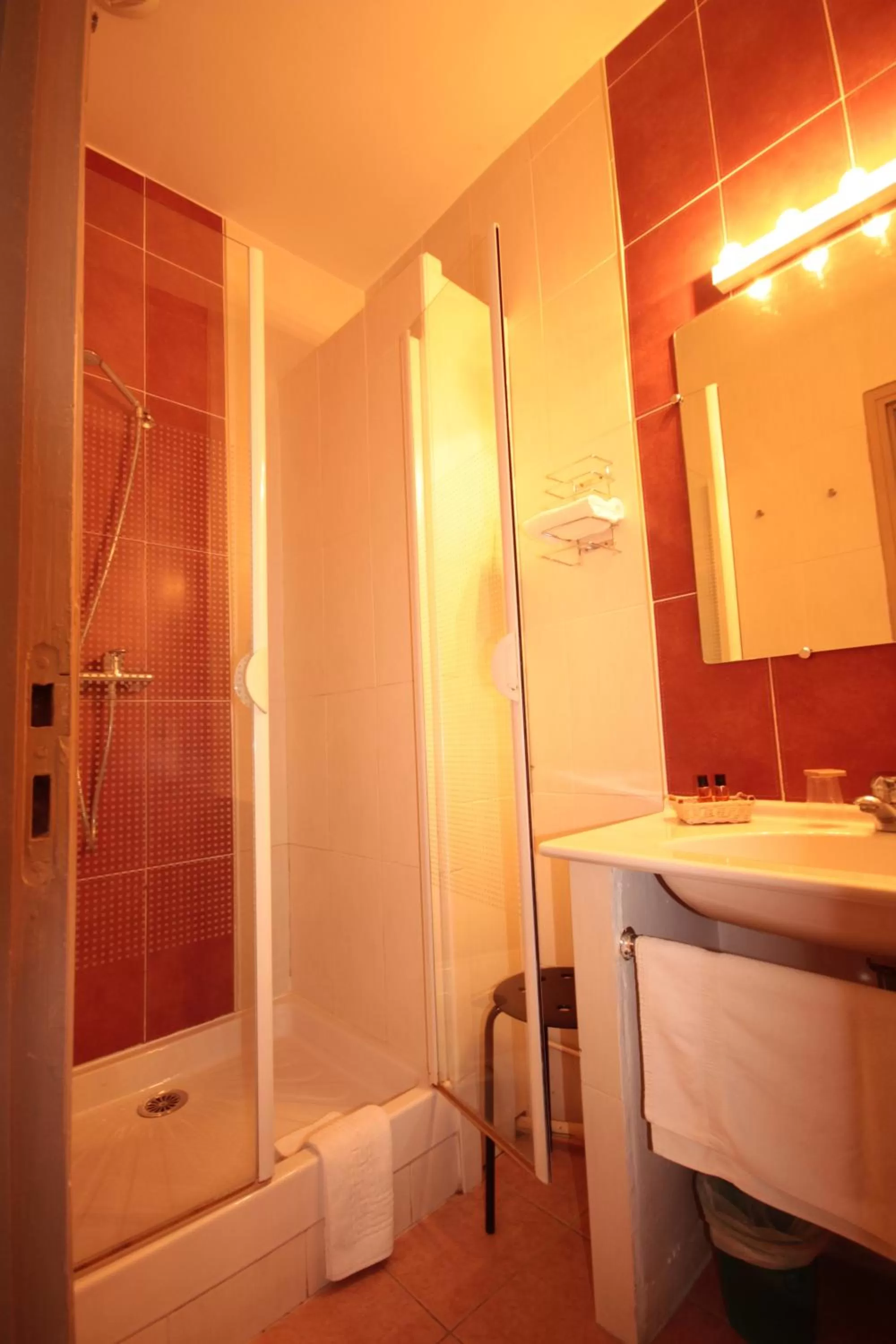 Photo of the whole room in Hôtel Des Arts, Artisanal et Indépendant