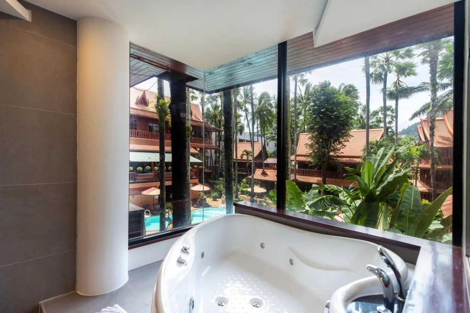 Bath in Royal Phawadee Village Patong - 2 Minutes walk to the beach