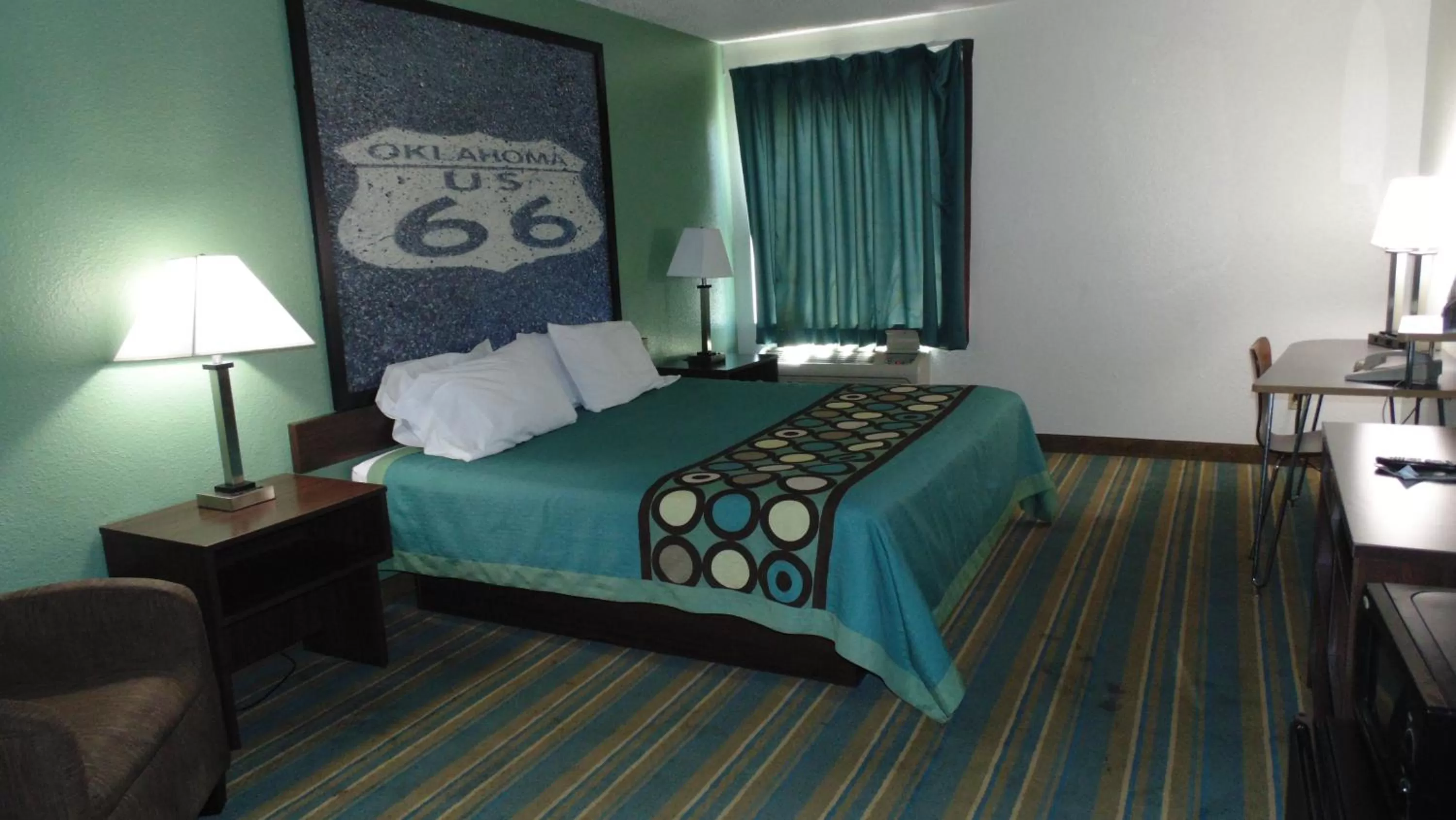 Bedroom, Bed in Super 8 by Wyndham Sapulpa/Tulsa Area