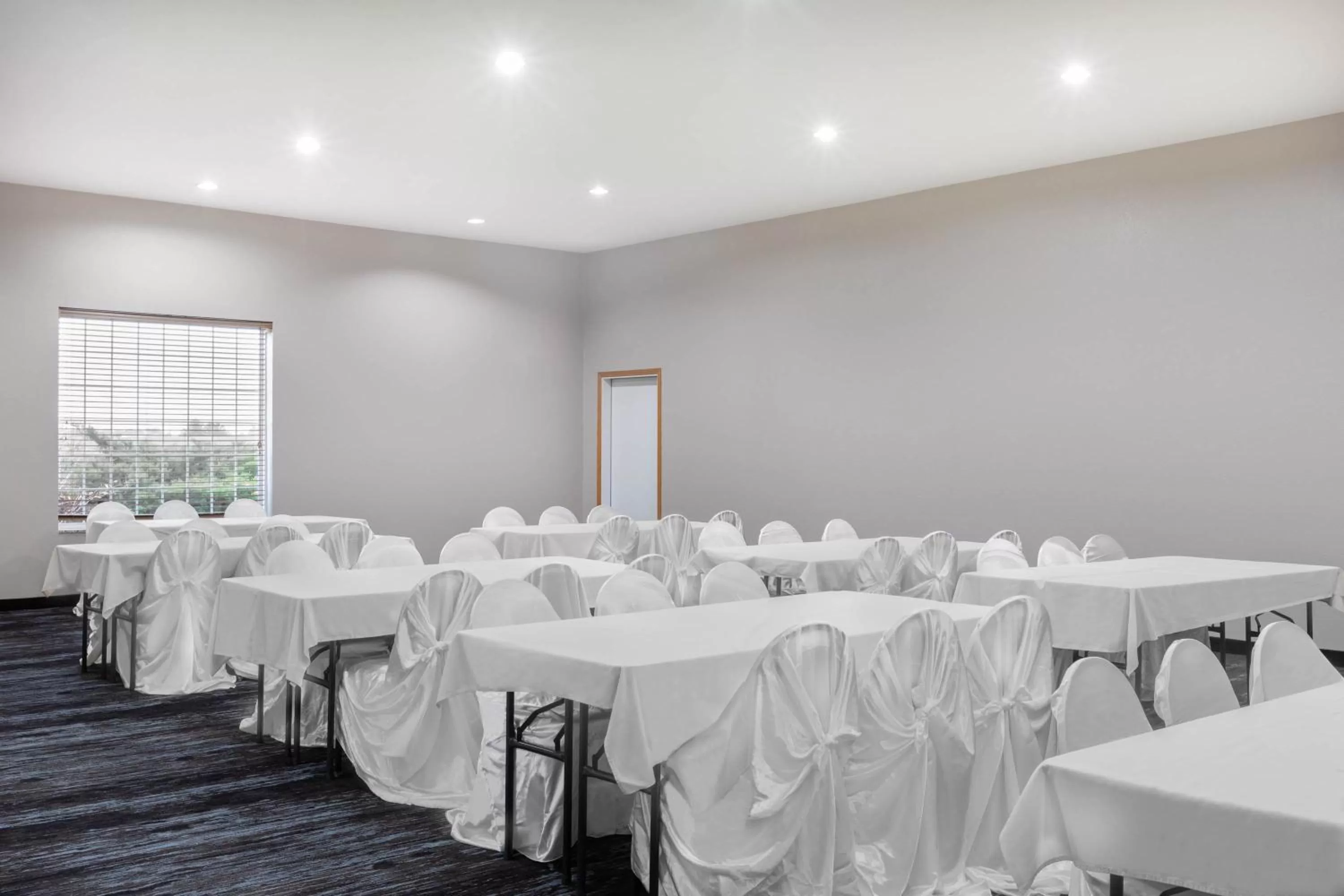 Meeting/conference room in AmericInn by Wyndham Pella