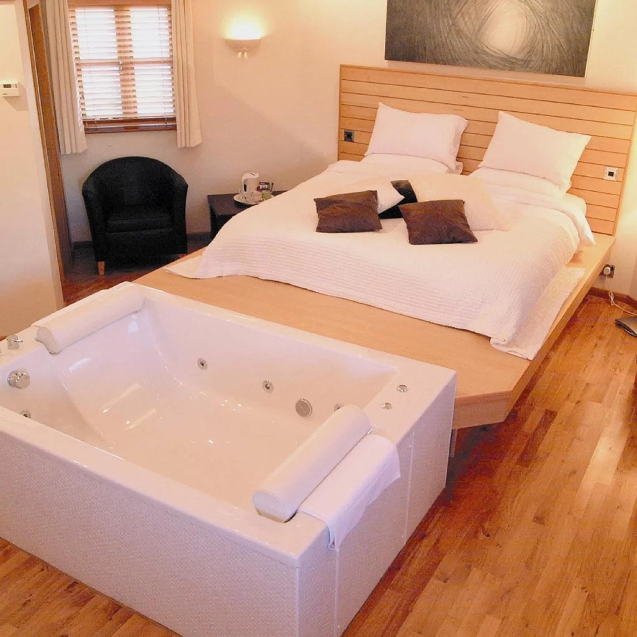 Photo of the whole room, Bed in Cheshire Cat