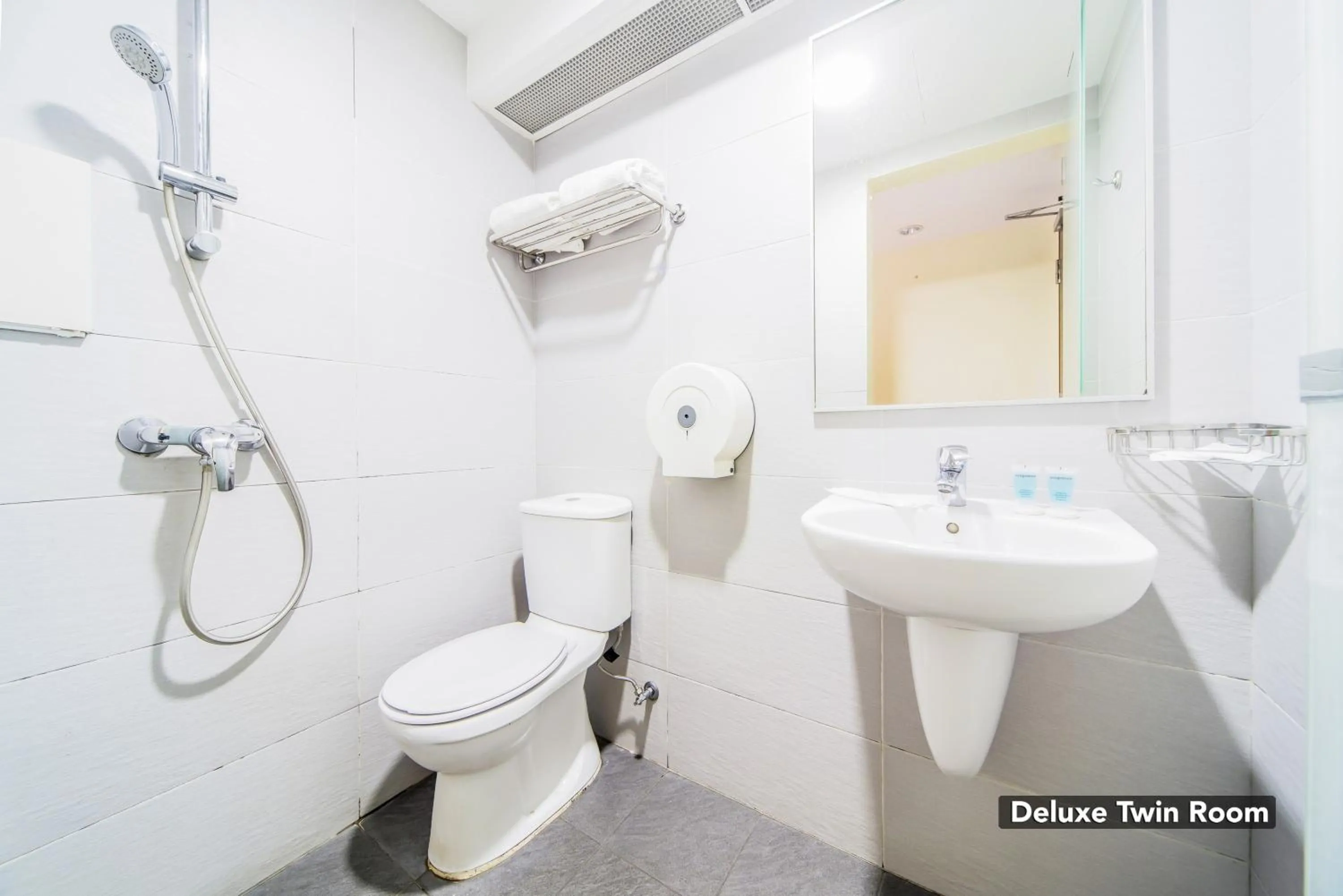 Bathroom in Sandpiper Hotel Singapore