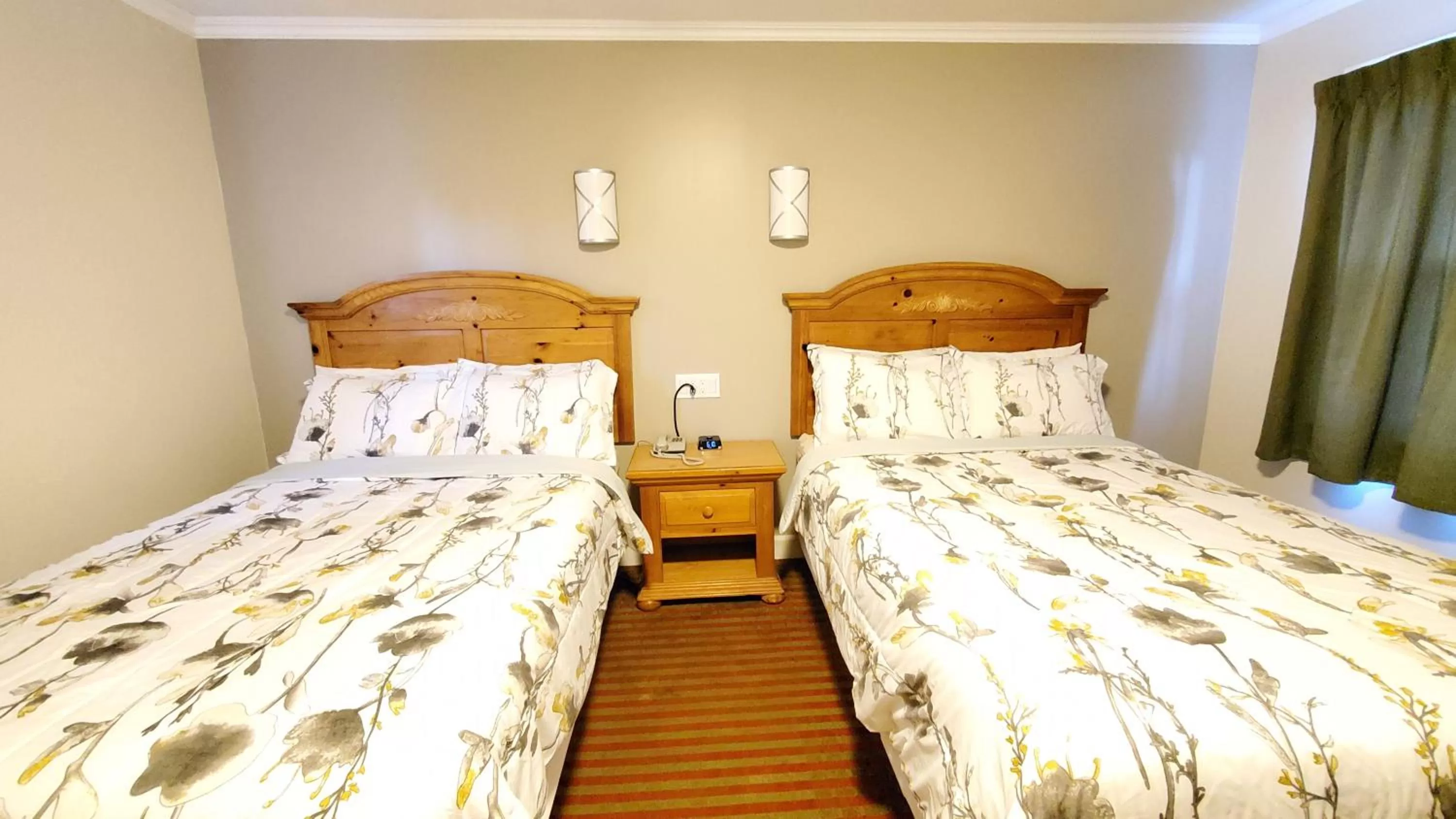 Bed in Knights Inn Colonial Fireside Inn