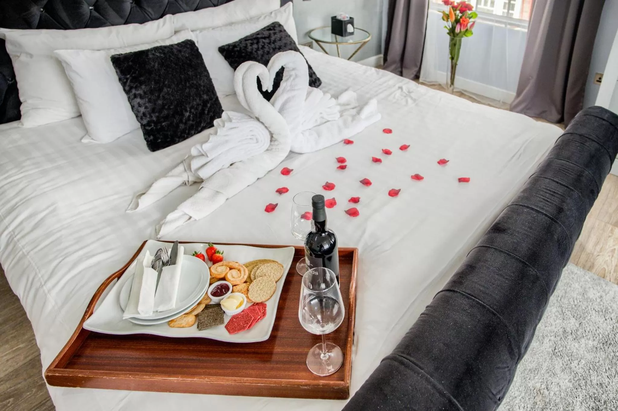 Alcoholic drinks, Bed in Villare Leicester City Centre hotel