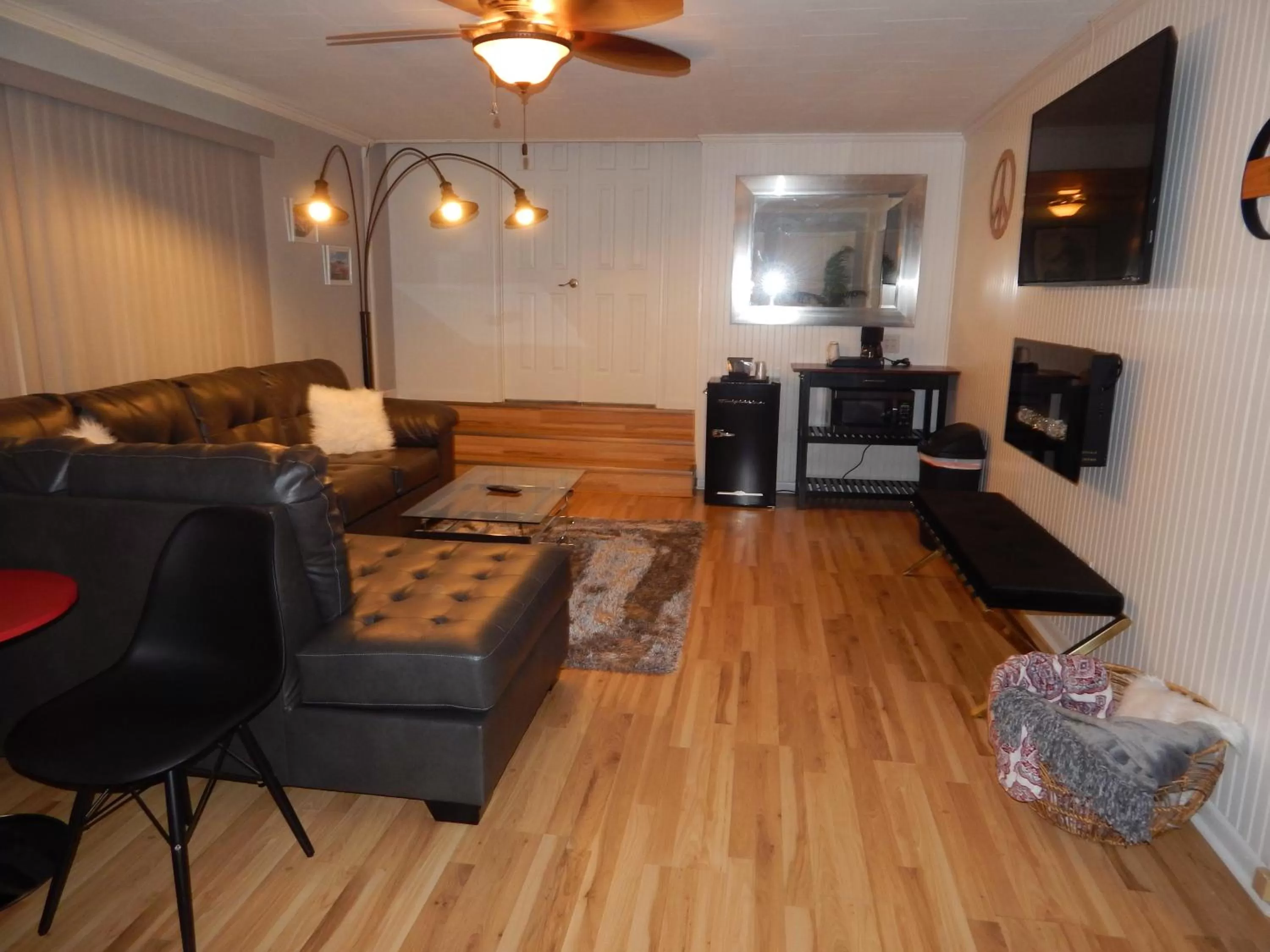 Living room in Sunset Motel