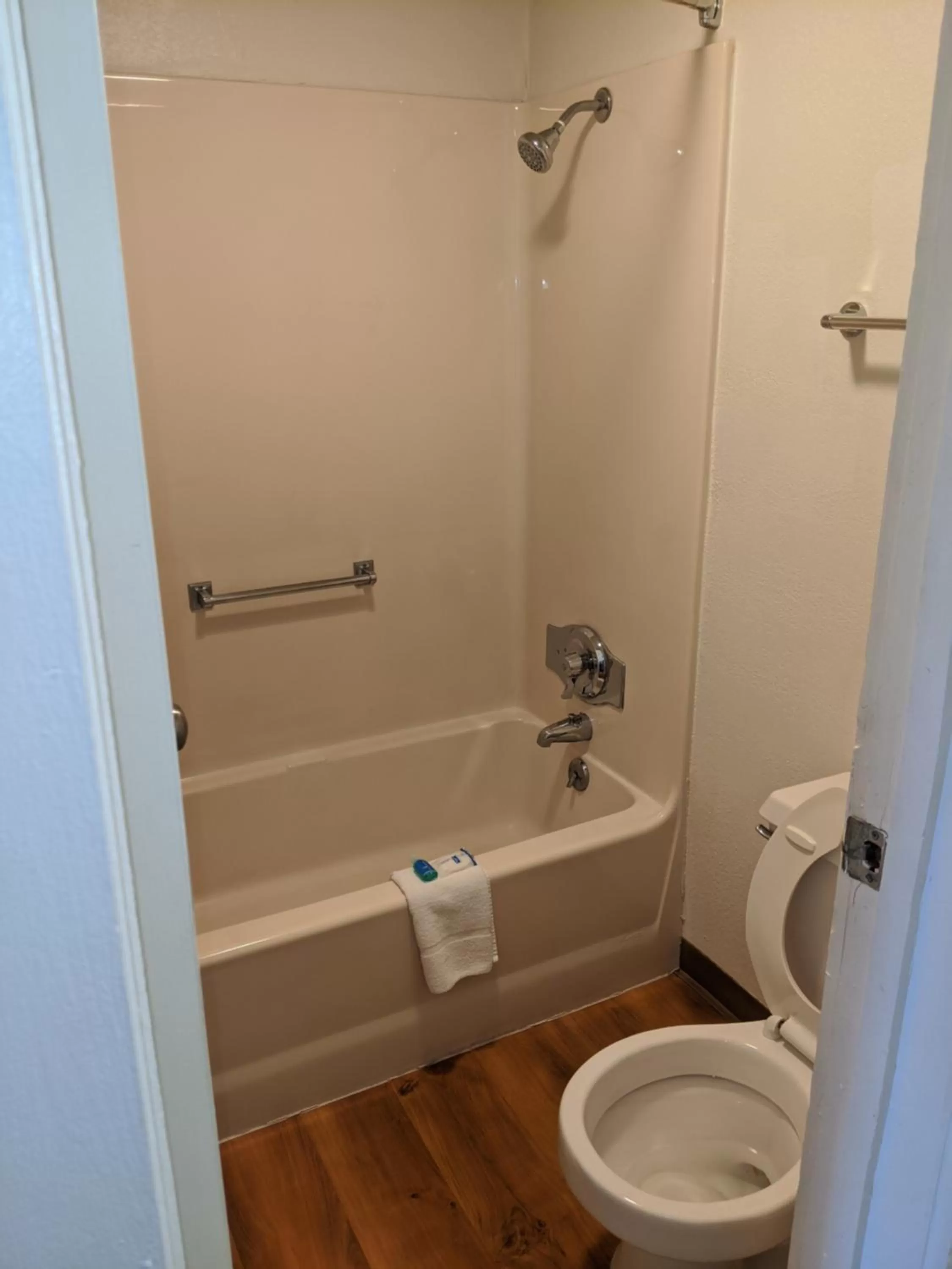 Bathroom in Rodeway Inn Altoona Orchard Plaza