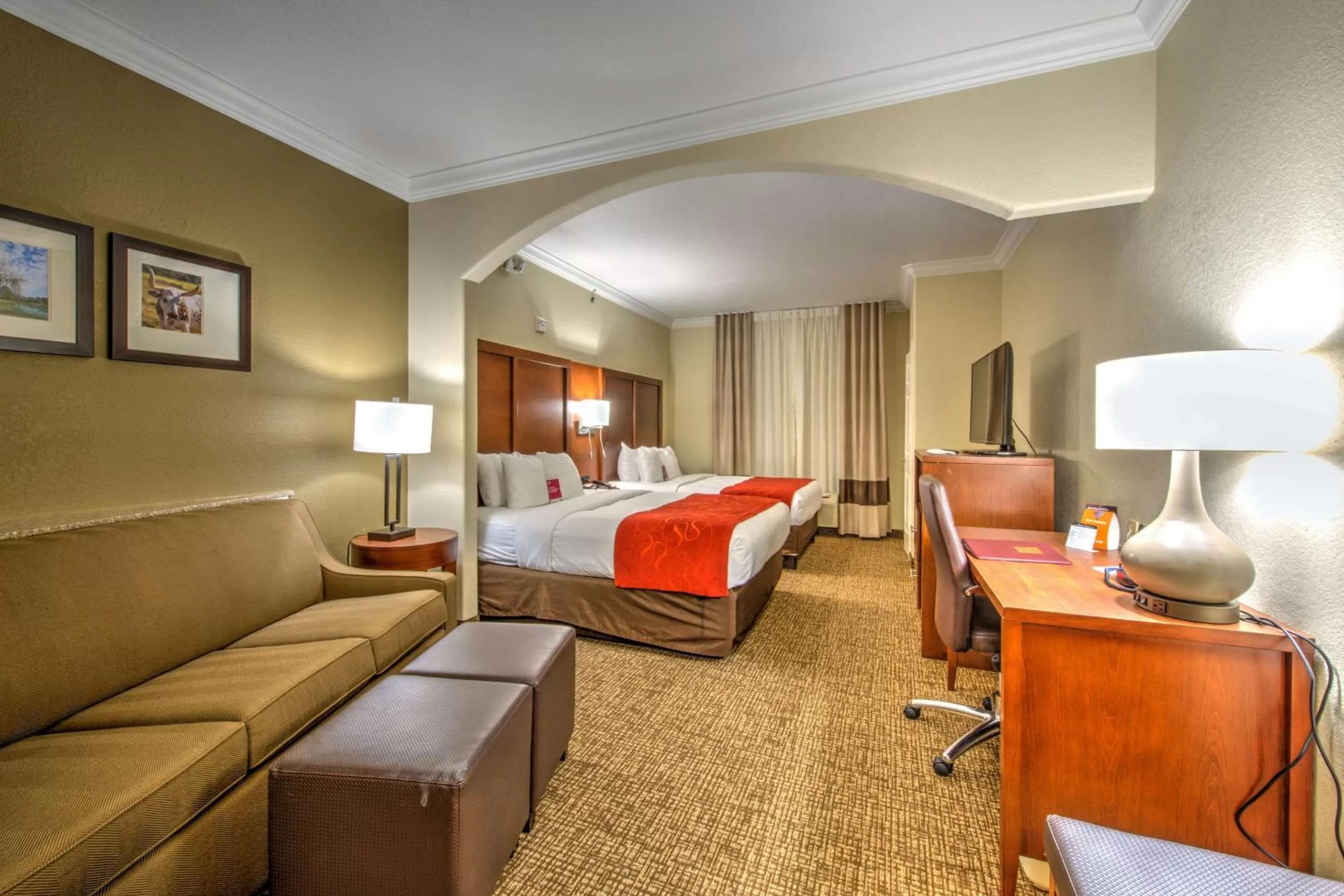 Photo of the whole room, Bed in Comfort Suites Tomball Medical Center