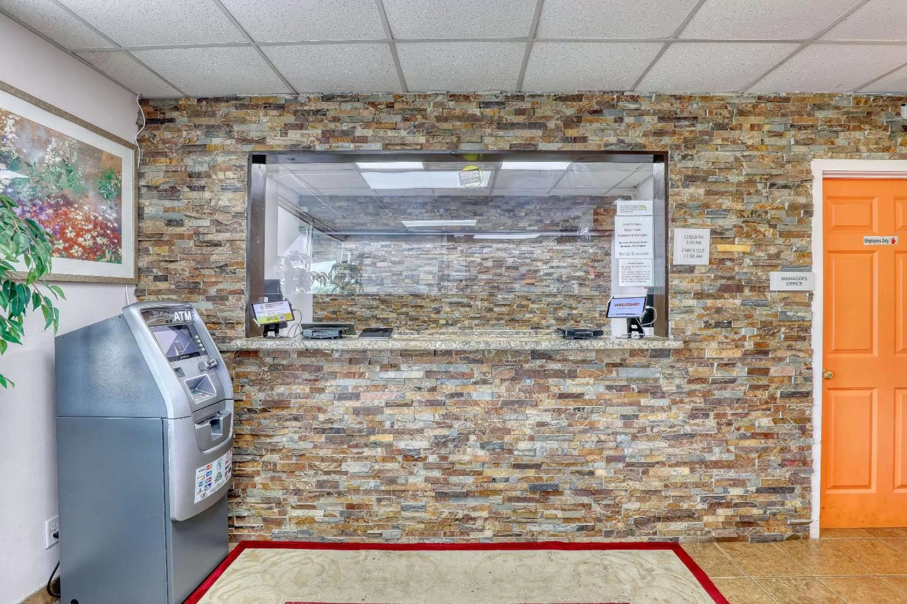 Lobby or reception in Suburban Studios Neenah-Appleton