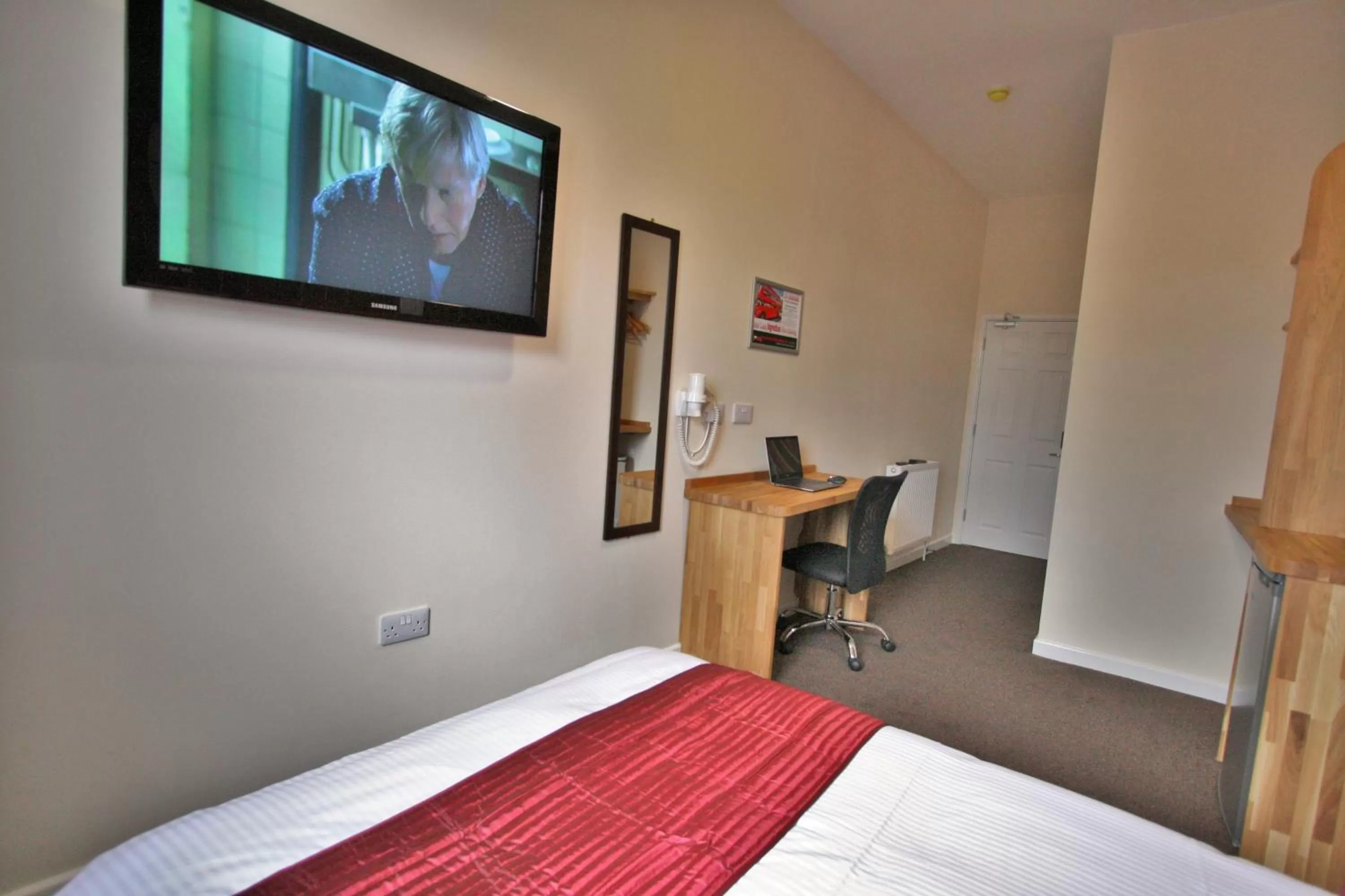 Decorative detail, Bed in Central Hotel Gloucester by RoomsBooked