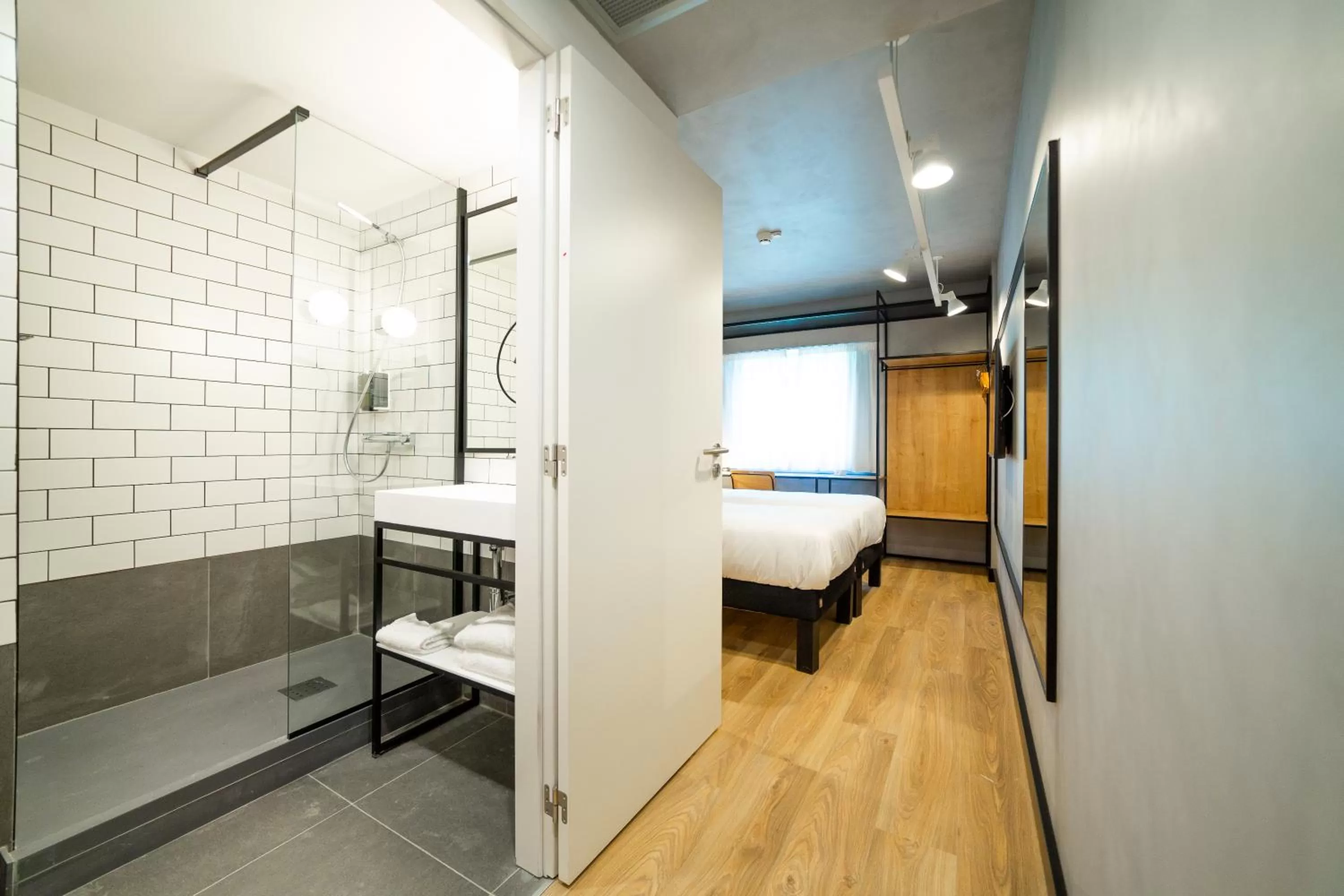 Bathroom, Bed in ibis Porto Centro Mercado Bolhao