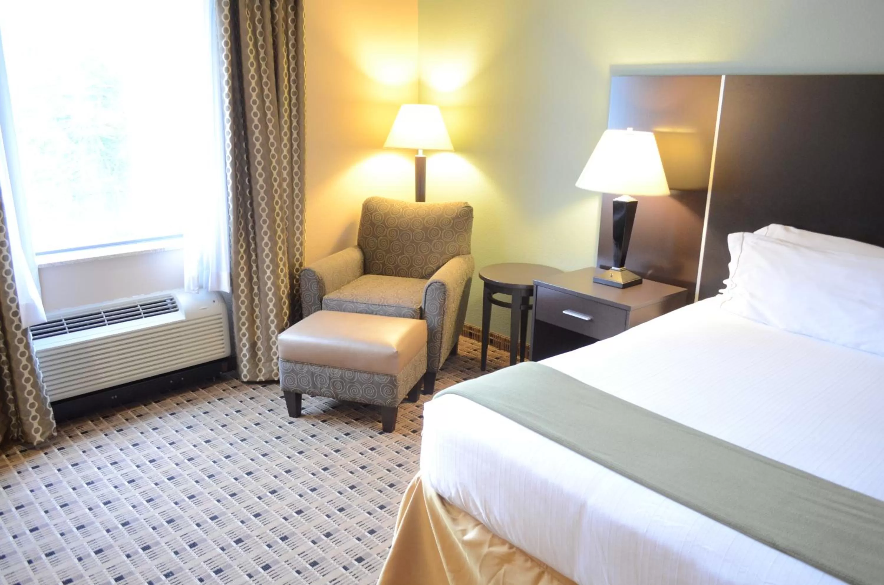 Seating area, Bed in Aspen Grand Hotel Houston