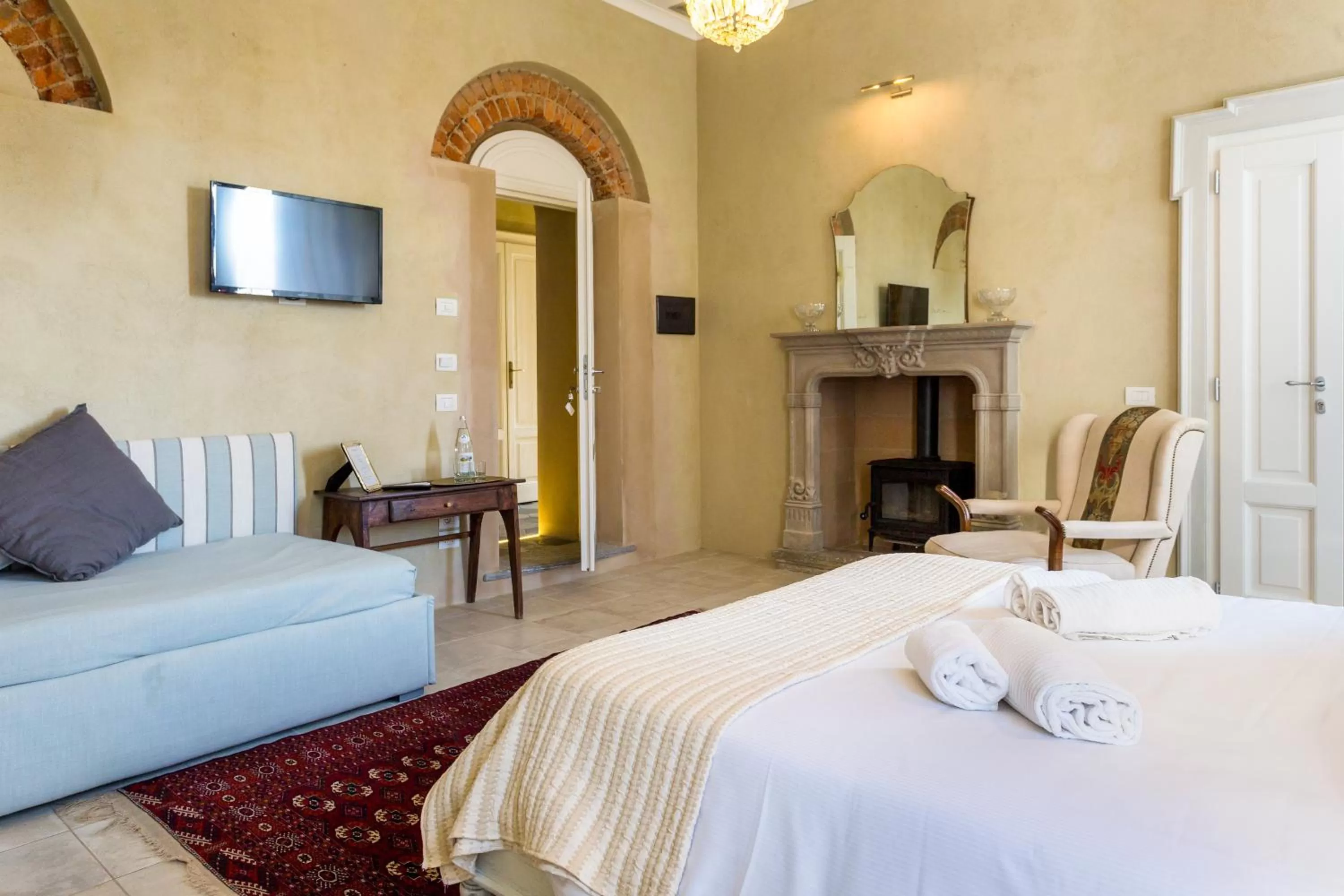 Photo of the whole room, Bed in White Lilac Romantic B&B - Adults only