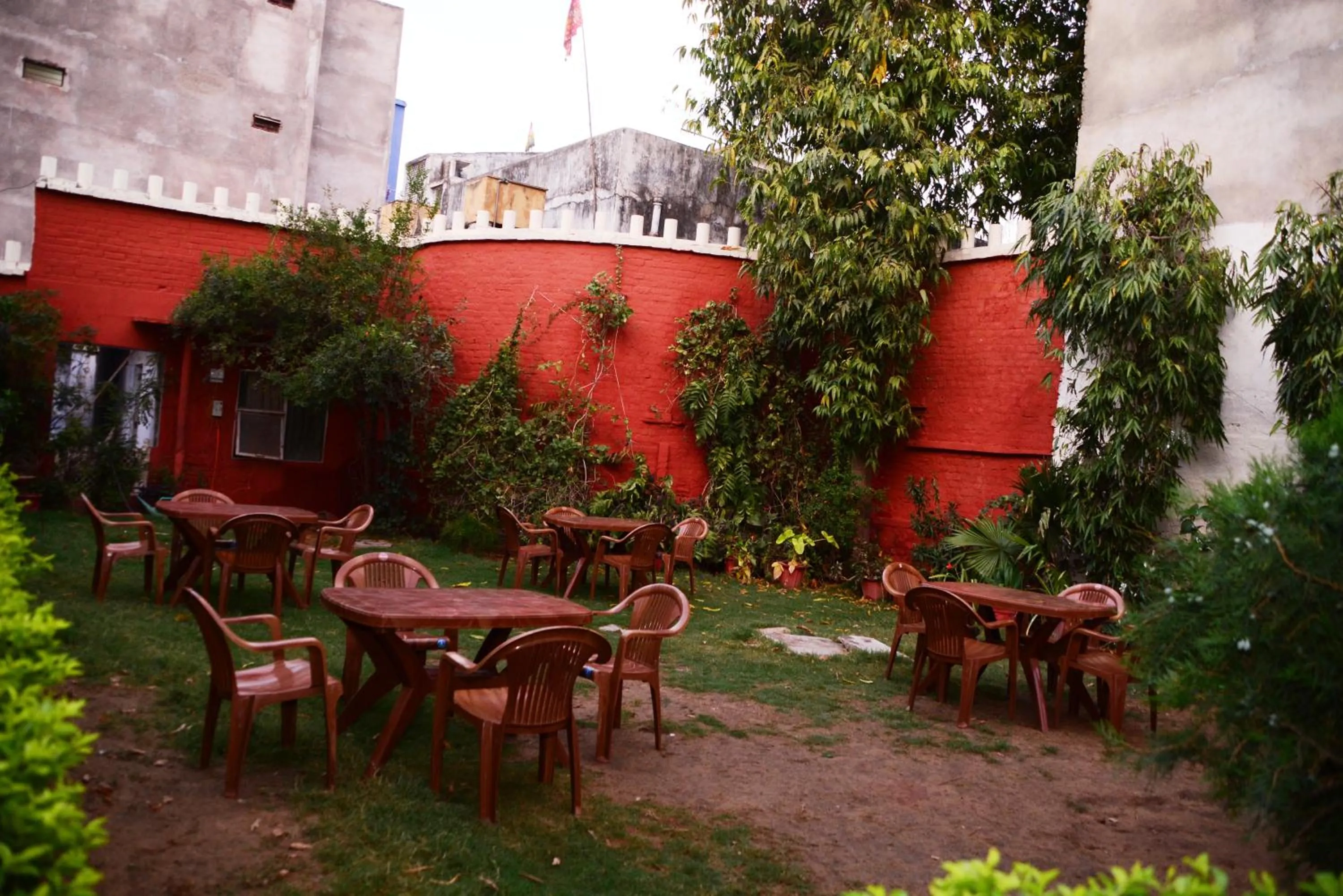 Garden in Hotel Sugandh Retreat- Near Sindhi Camp Bus station