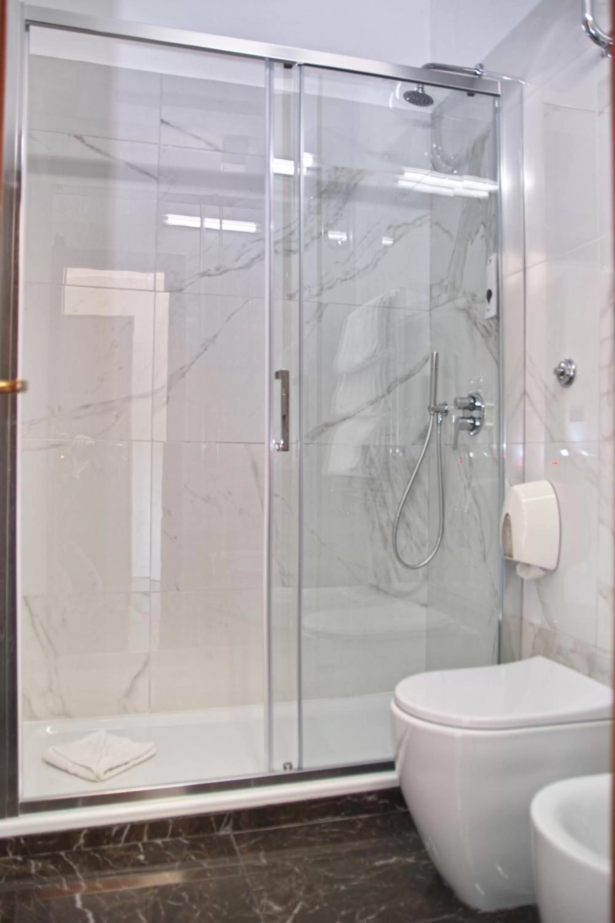 Shower in Hotel Hiberia
