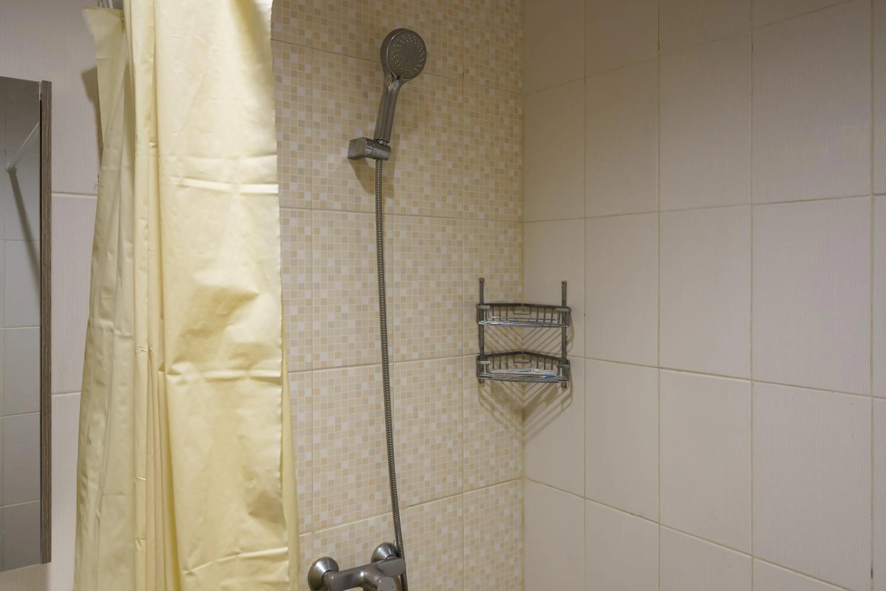 Bathroom in RedDoorz Plus near Exit Toll Puncak 2