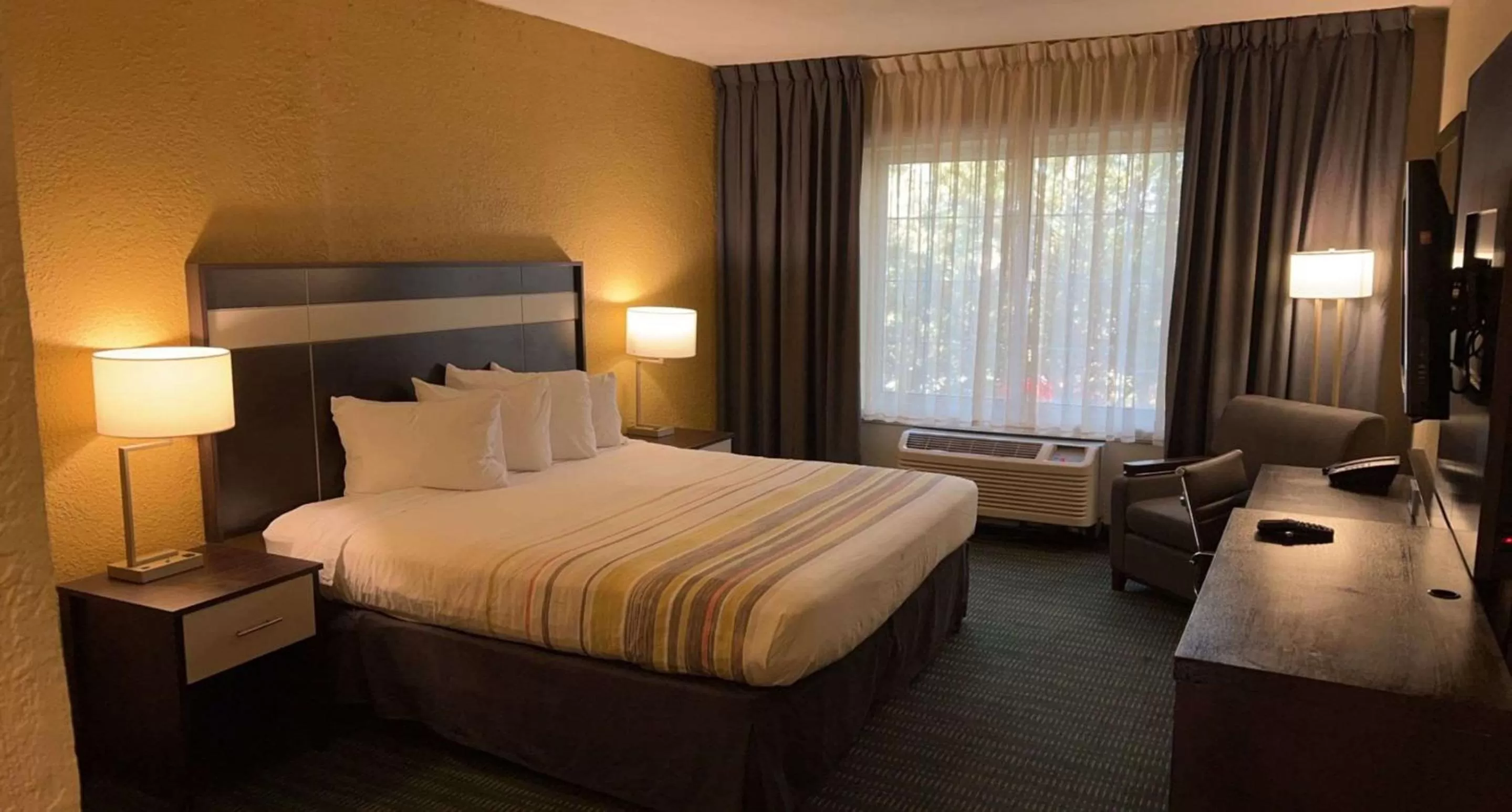 Bedroom in Flamingo Inn & Suites Vero Beach I-95