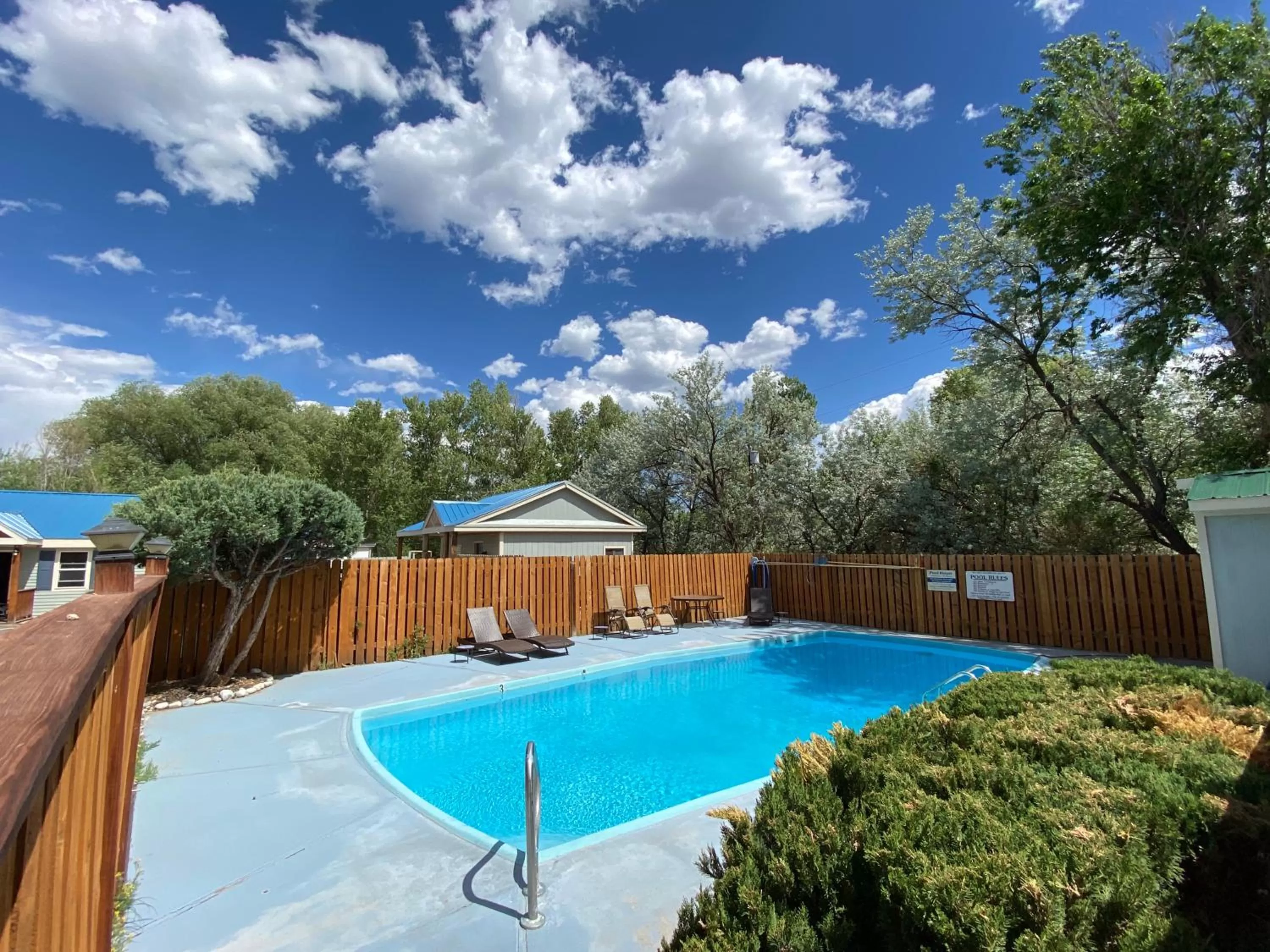 Swimming pool in Salida Inn & Monarch Suites