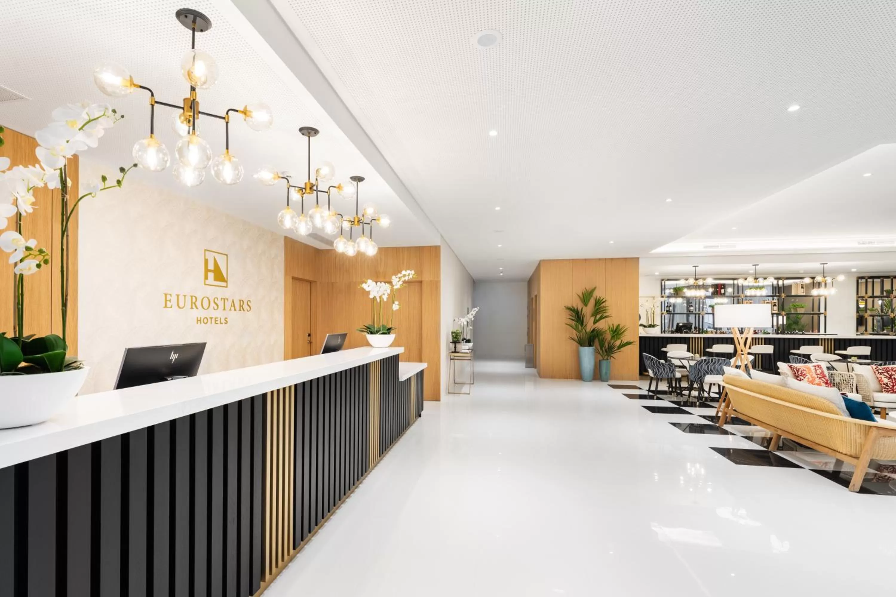 Lobby or reception in Eurostars Matosinhos
