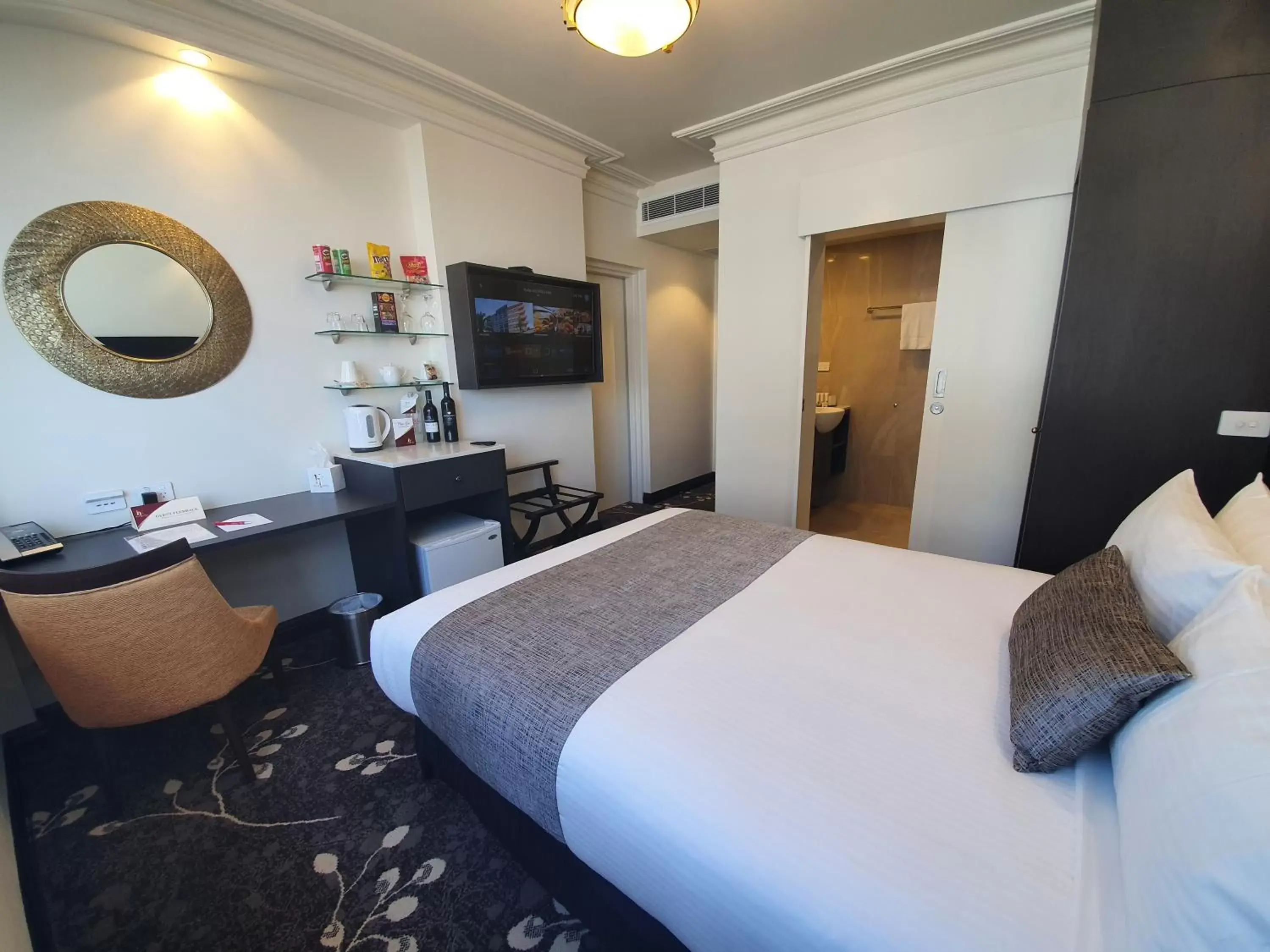 Business Queen Room in Burke and Wills Hotel Toowoomba Business Queen Room in Burke and Wills Hotel Toowoomba